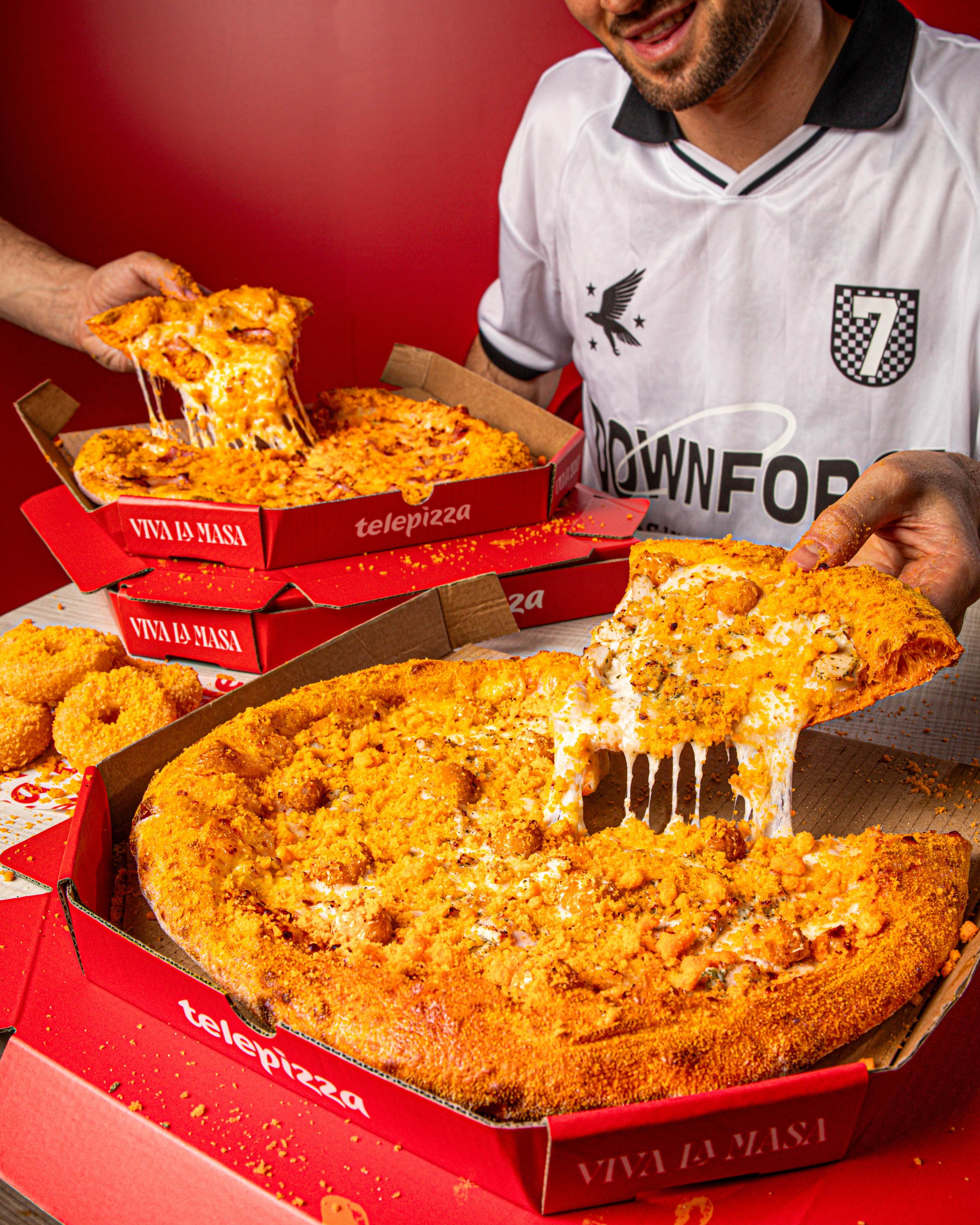 Pizza con carbonara y Cheetos.