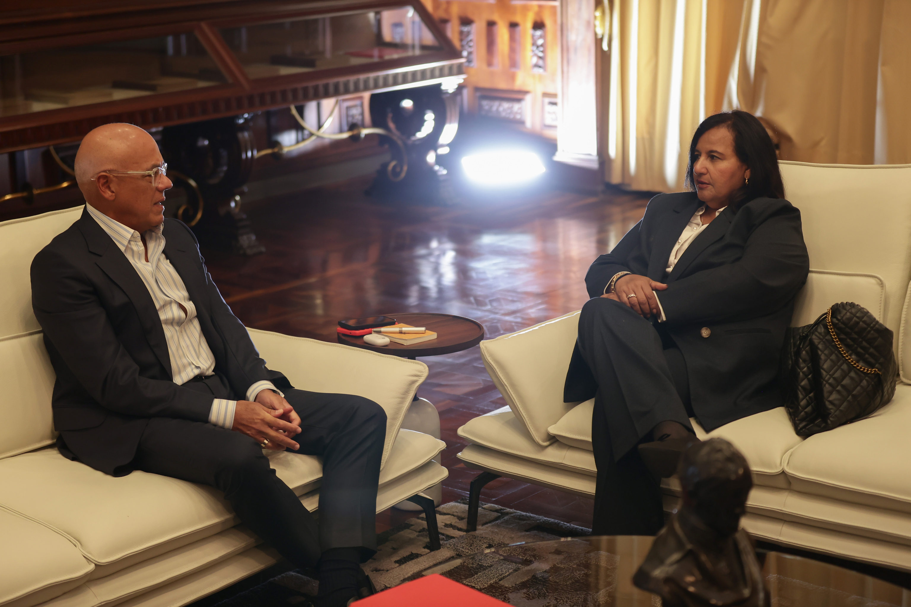 Jorge Rodríguez habla con la ex diputada Dinorah Figuera, en Caracas.
