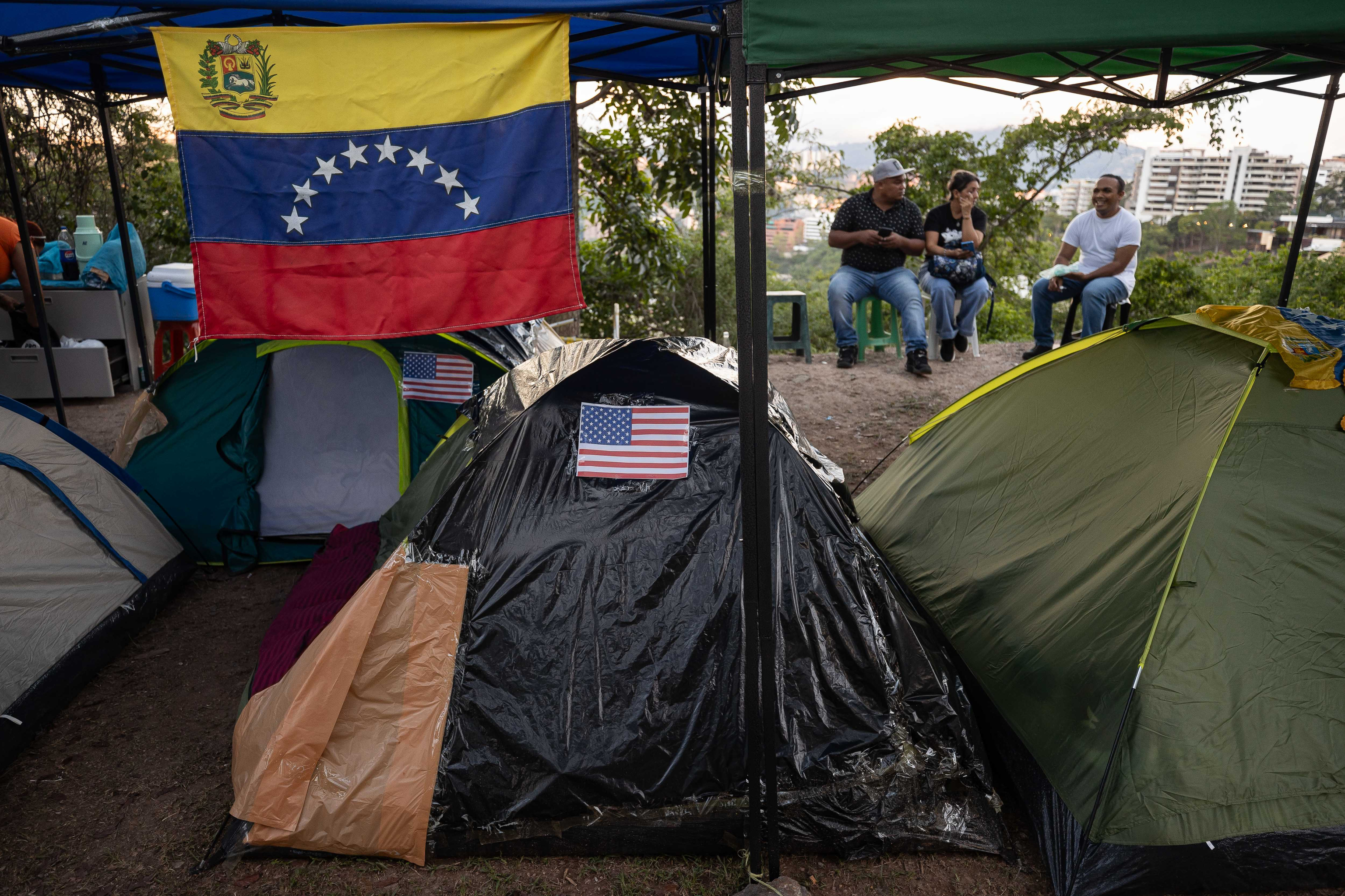 Familiares de presos políticos esperan en un campamento cerca de la embajada de Estados Unidos, en Caracas.