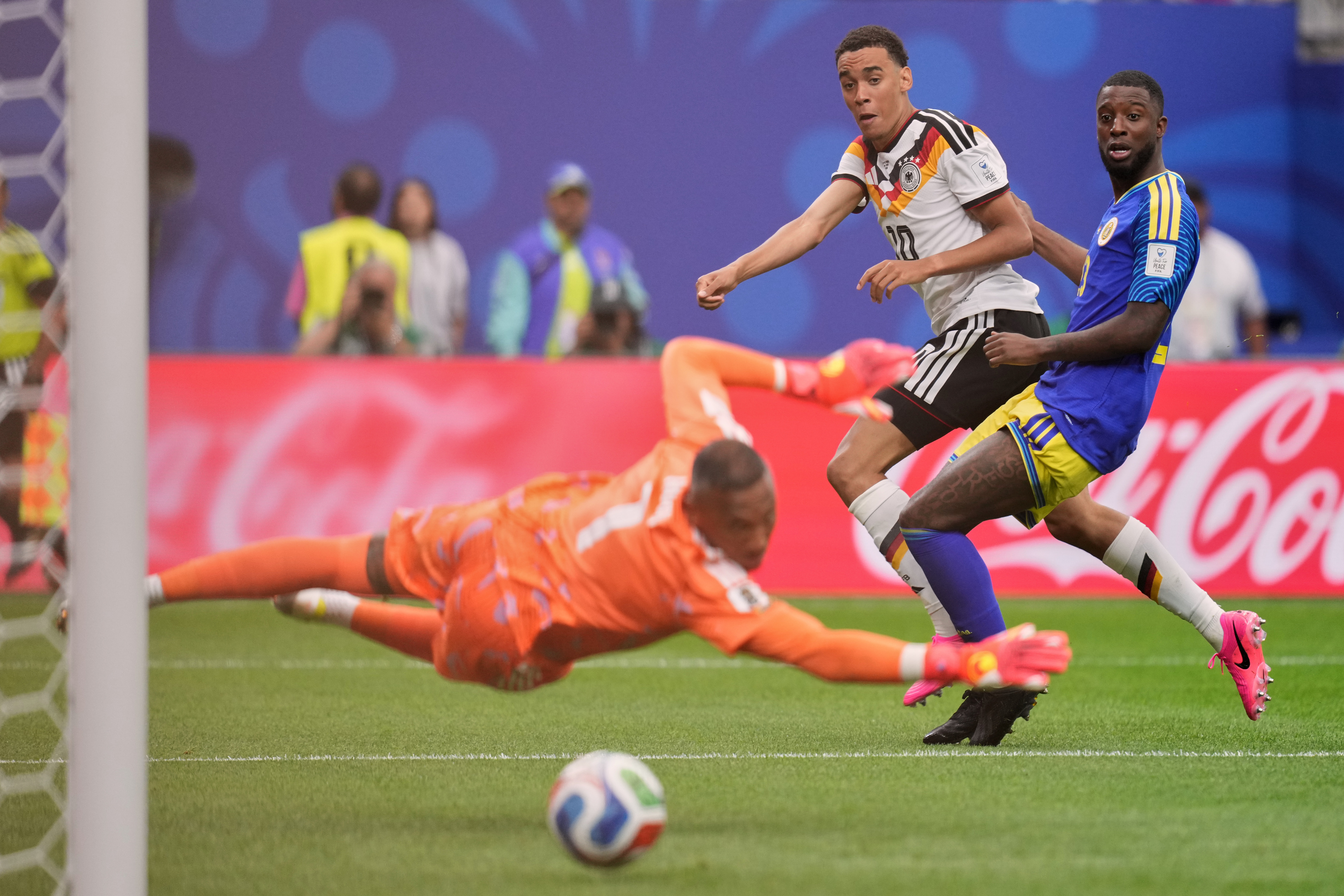 El alemán Jamal Musiala anotando gol durante el partido por el Grupo E entre Alemania y Curazao.