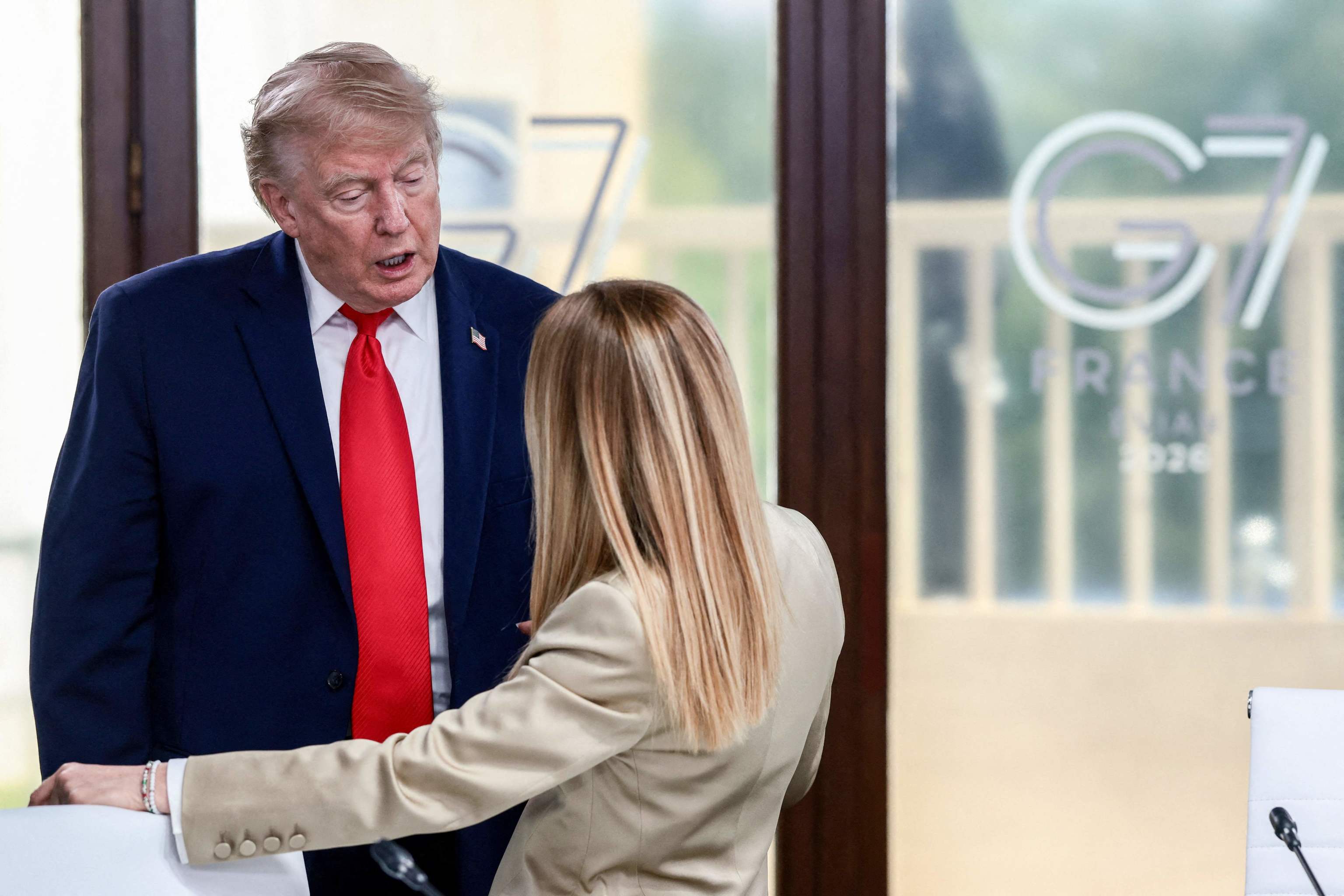 Trump habla con Meloni durante la cumbre del G7.