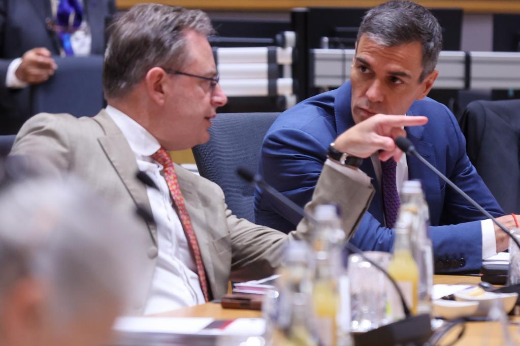 Pedro Sánchez y el primer ministro belga, Bart De Wever, este viernes, en el Consejo Europeo en Bruselas.