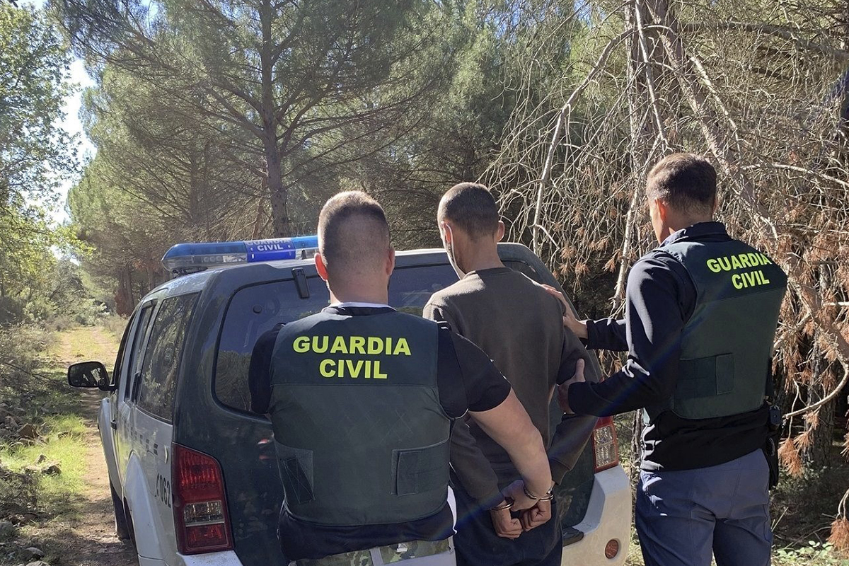 Dos agentes de la Benemérita trasladan a una comandancia a un detenido durante una reciente operación policial. Desde hace casi una década, los clanes albaneses se han hecho con gran parte del negocio tras instalarse en provincias del norte de la península.