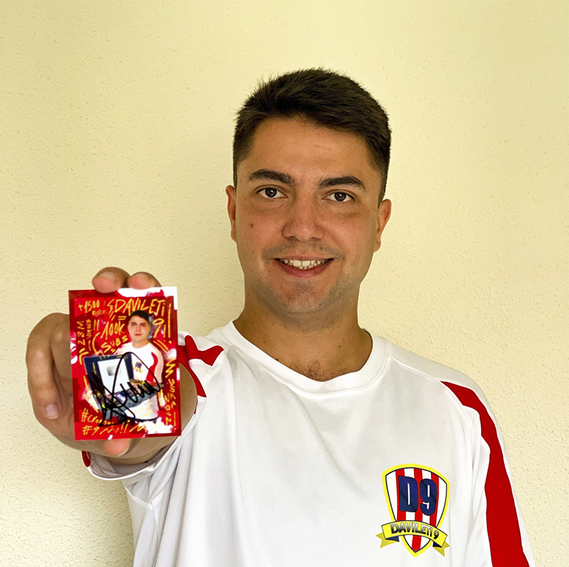David Blanco tiene 25 años y empezó con su canal de YouTube sobre cromos siendo un niño de 12.