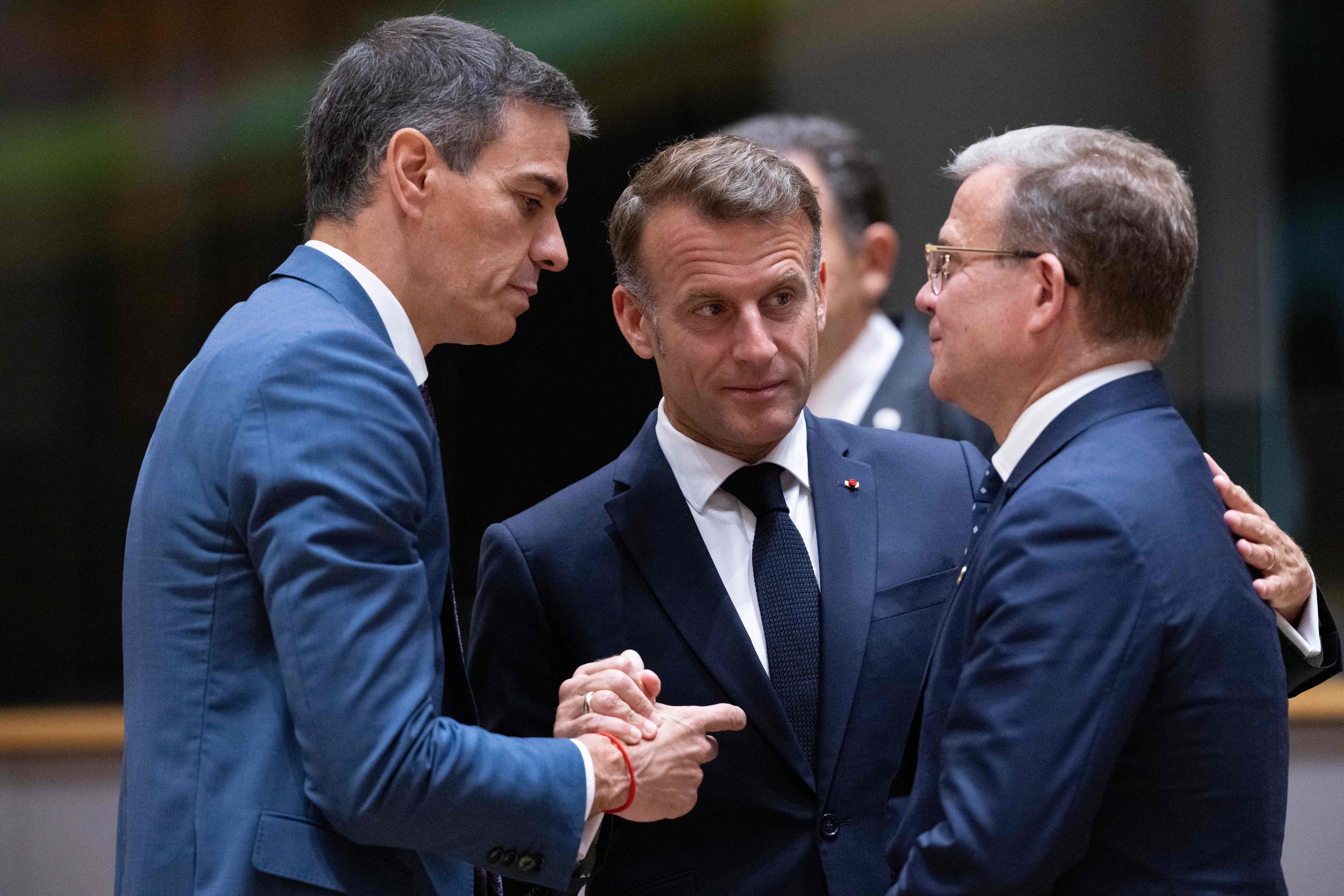 El presidente de Francia, Emmanuel Macron (C), el presidente de España, Pedro Sánchez (L), y el primer ministro de Finlandia, Petteri Orpo (R), en la sede de la UE en Bruselas,