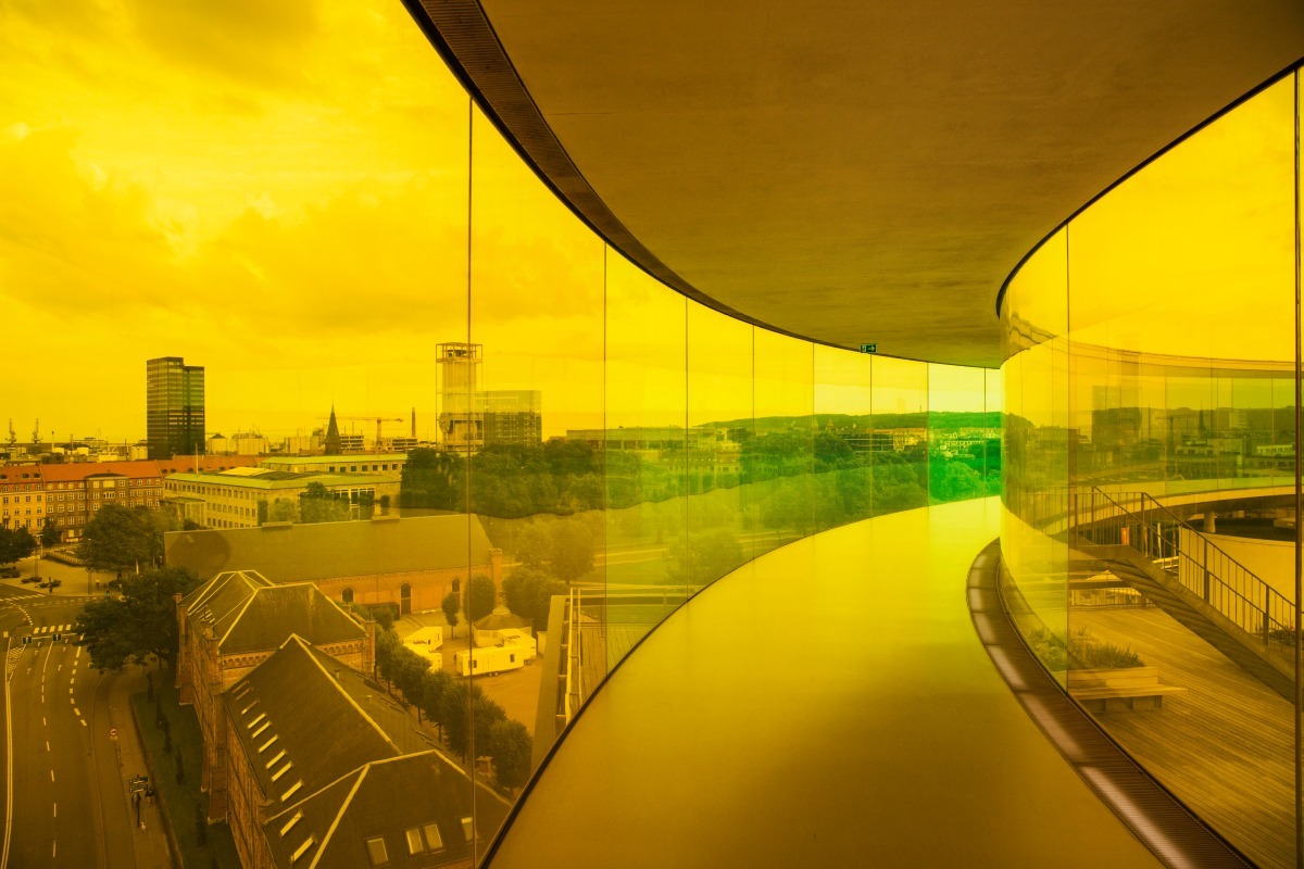 La obra de Olarfur Eliasson comparte la misma fascinación por el color y la luz.