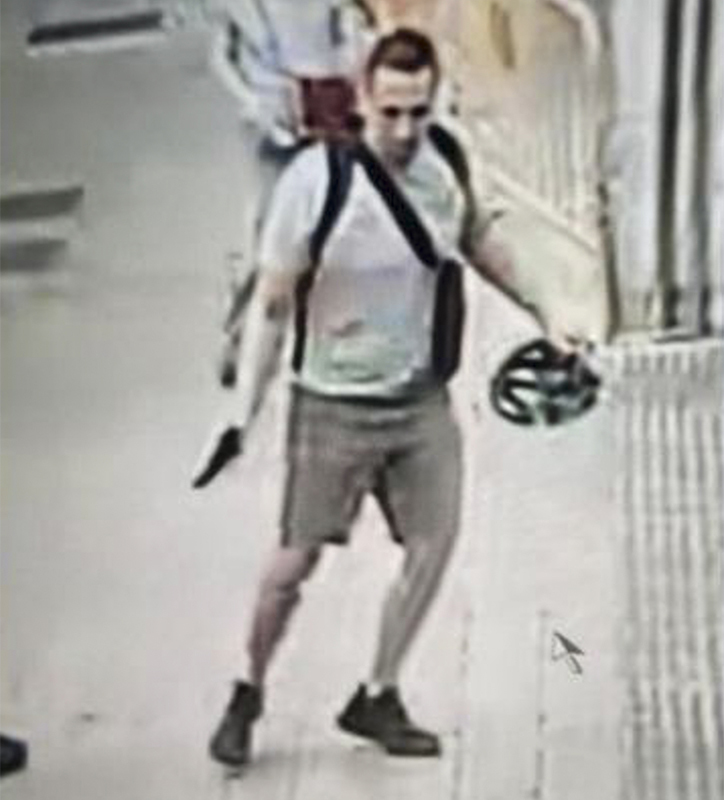 A Kiki, veterano del crimen organizado europeo, un sicario grabado a cara descubierta le asesina el 10 de junio, en una de las zonas más seguras de Barcelona. No se ha desvelado aún su identidad.