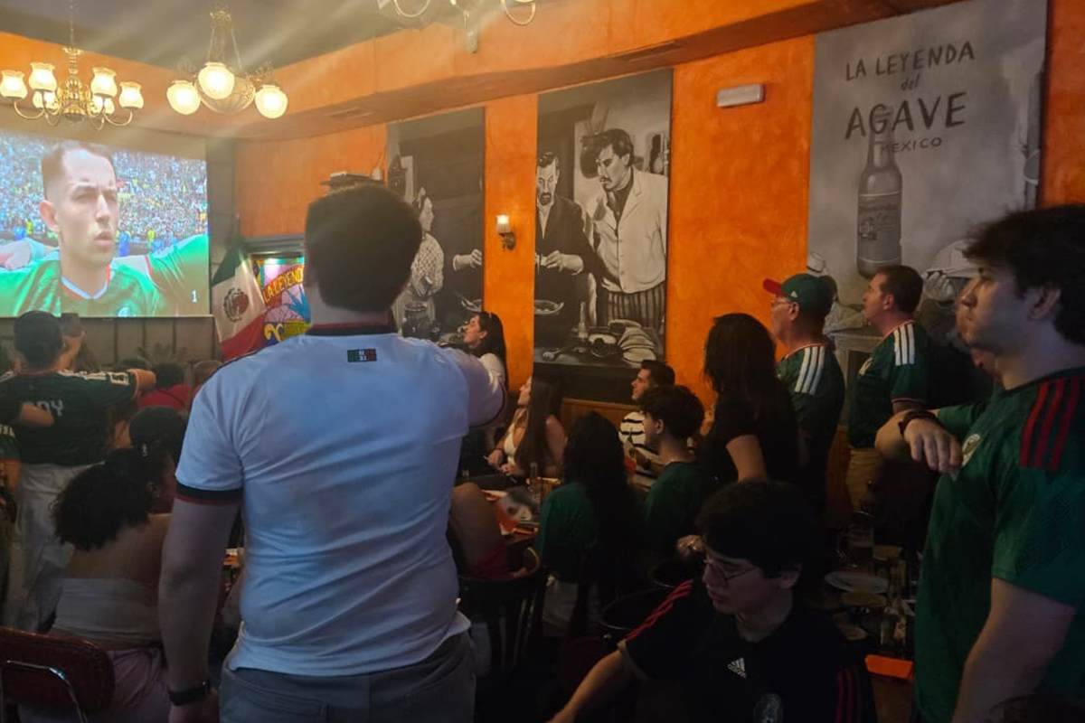Para el pueblo mexicano primero están los tacos y de fondo queda "el juego". Sonaron rancheras y mariachis en la victoria ante Sudáfrica del partido inaugural que se vivió en un restaurante del barrio de Salamanca.