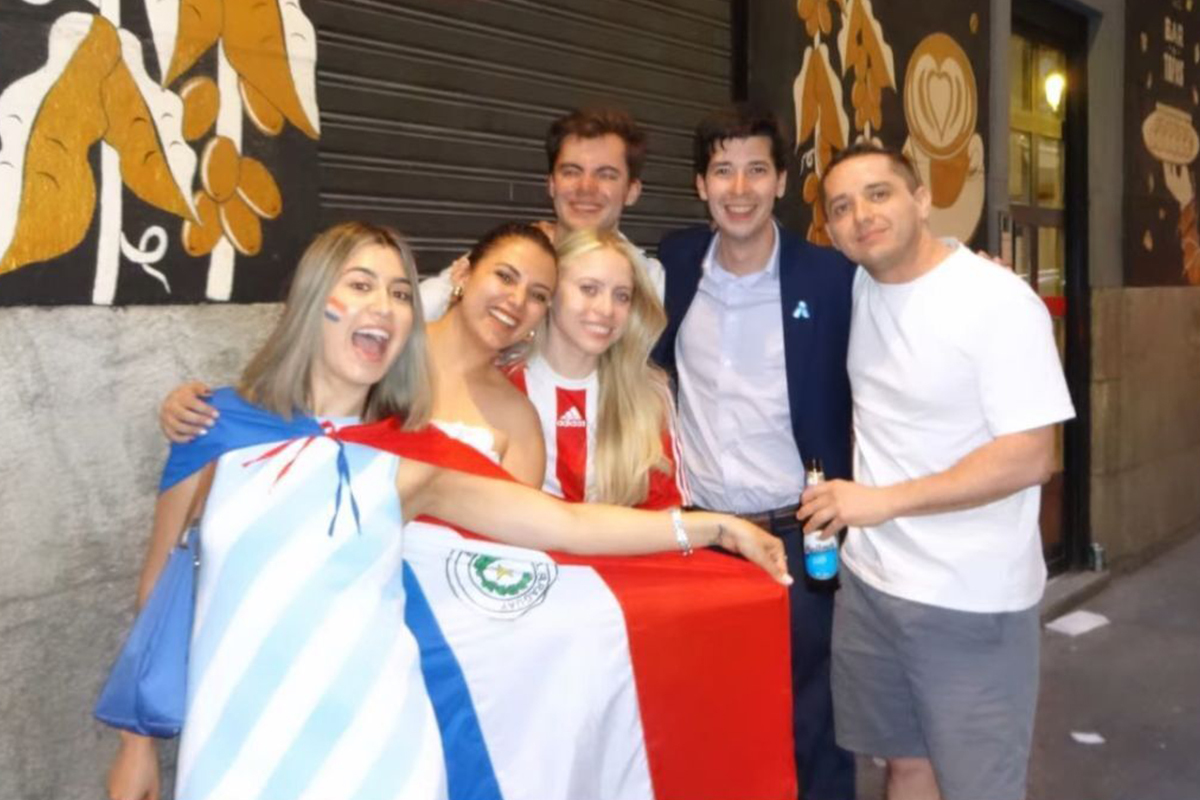 En el único bar deportivo abierto que daba el partido ante Estados Unidos, las protagonistas fueron las mujeres paraguayas, que colmaron la sala. Sufrieron una dura derrota con el anfitrión, pero exhibieron sus colores con orgullo guaraní.
