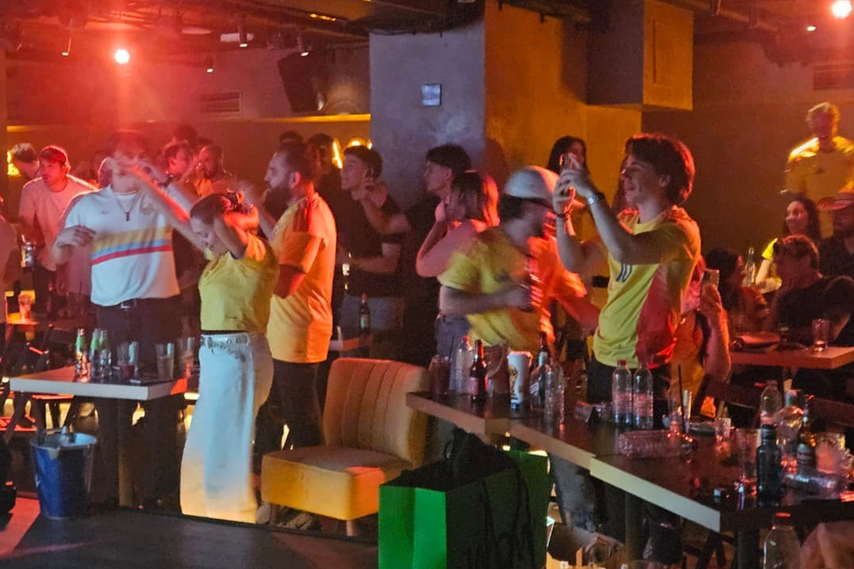 A los colombianos no les pesó la espera hasta las 4 am: fue una vigilia a puro reguetón y ron a morro. Tras la victoria, la fiesta siguió. Los de amarillo eran los únicos sonrientes entre los madrugadores del Metro.