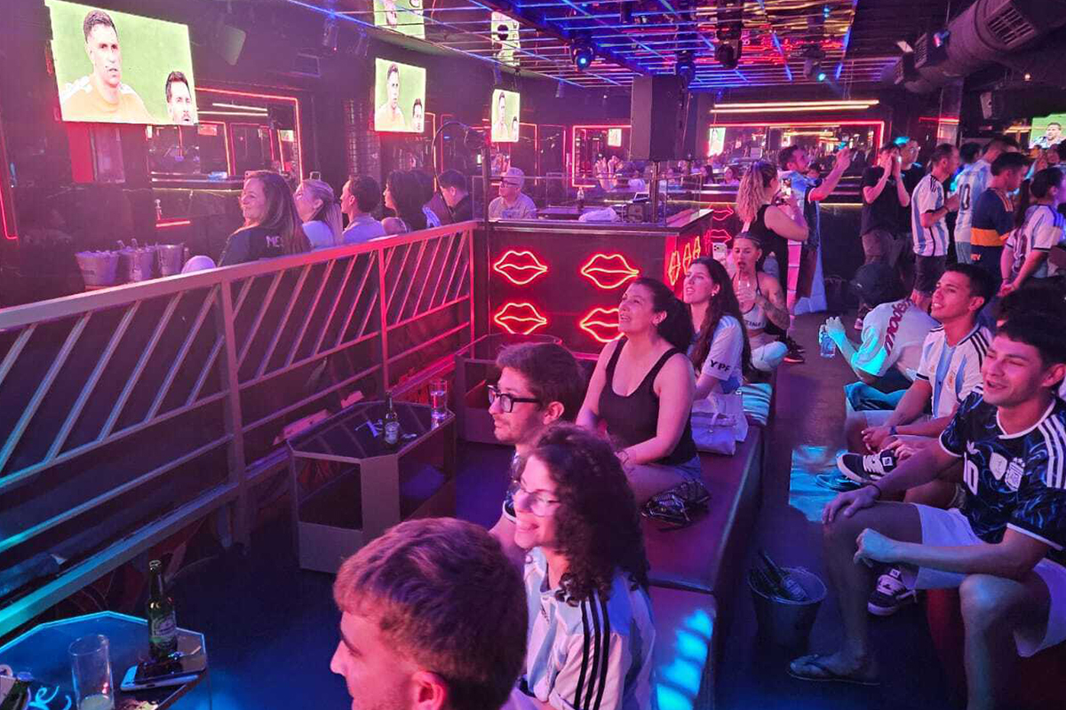Los tres goles de Messi se vivieron con euforia y emotividad en el variopinto grupo de argentinos que se reunió en la discoteca Zoe. También hubo lugar para las discusiones políticas sobre Milei.
