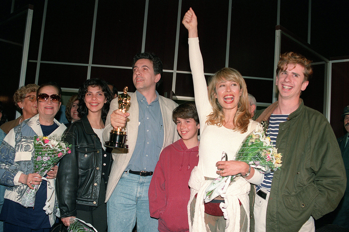 Díaz Aroca, junto al director Fernando Trueba y el resto del reparto de 'Belle epoque' en Barajas con el Oscar que ganó la película en 1994. EFE