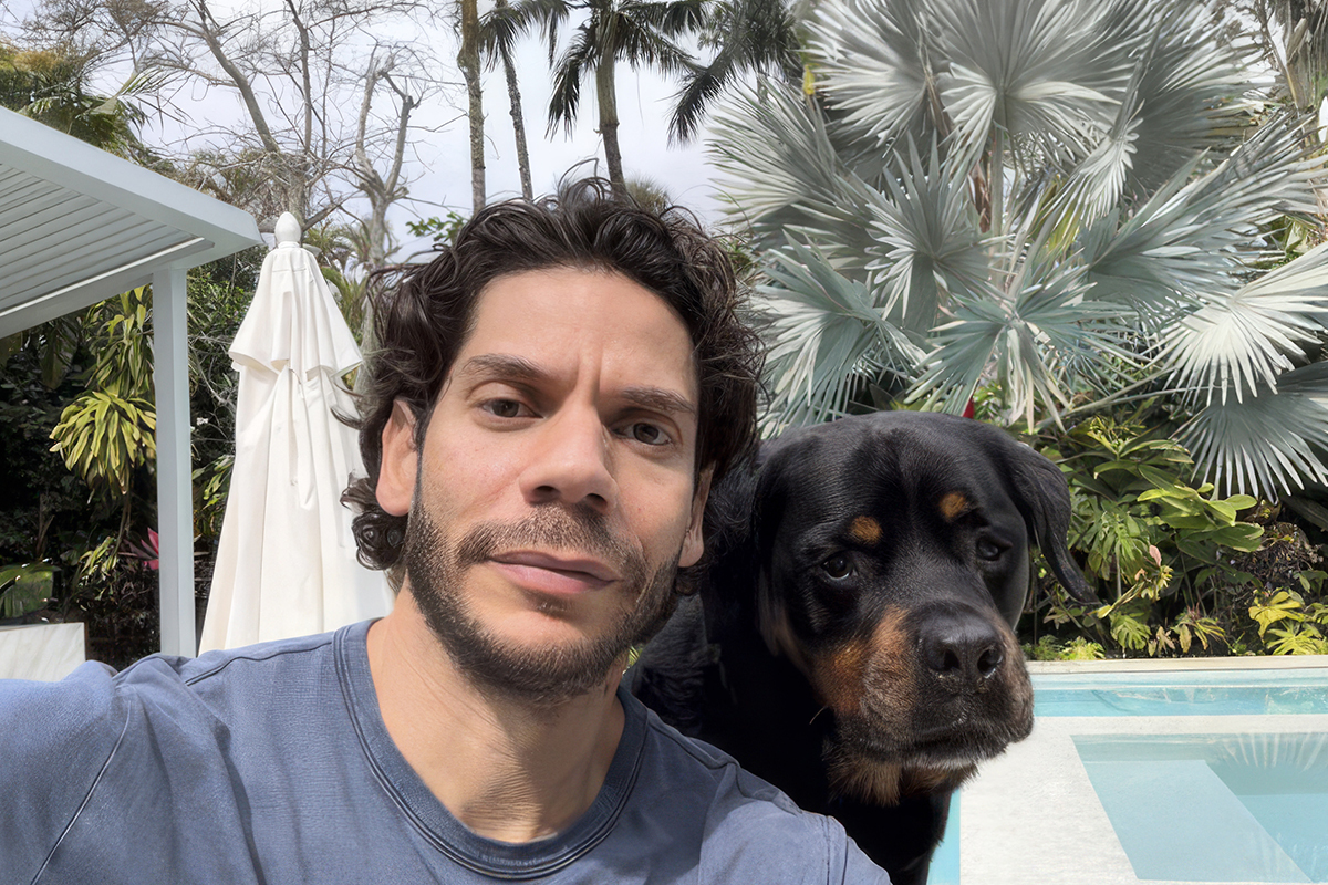Yohir Akerman, con su perro rottweiler, en una imagen compartida en sus redes sociales.