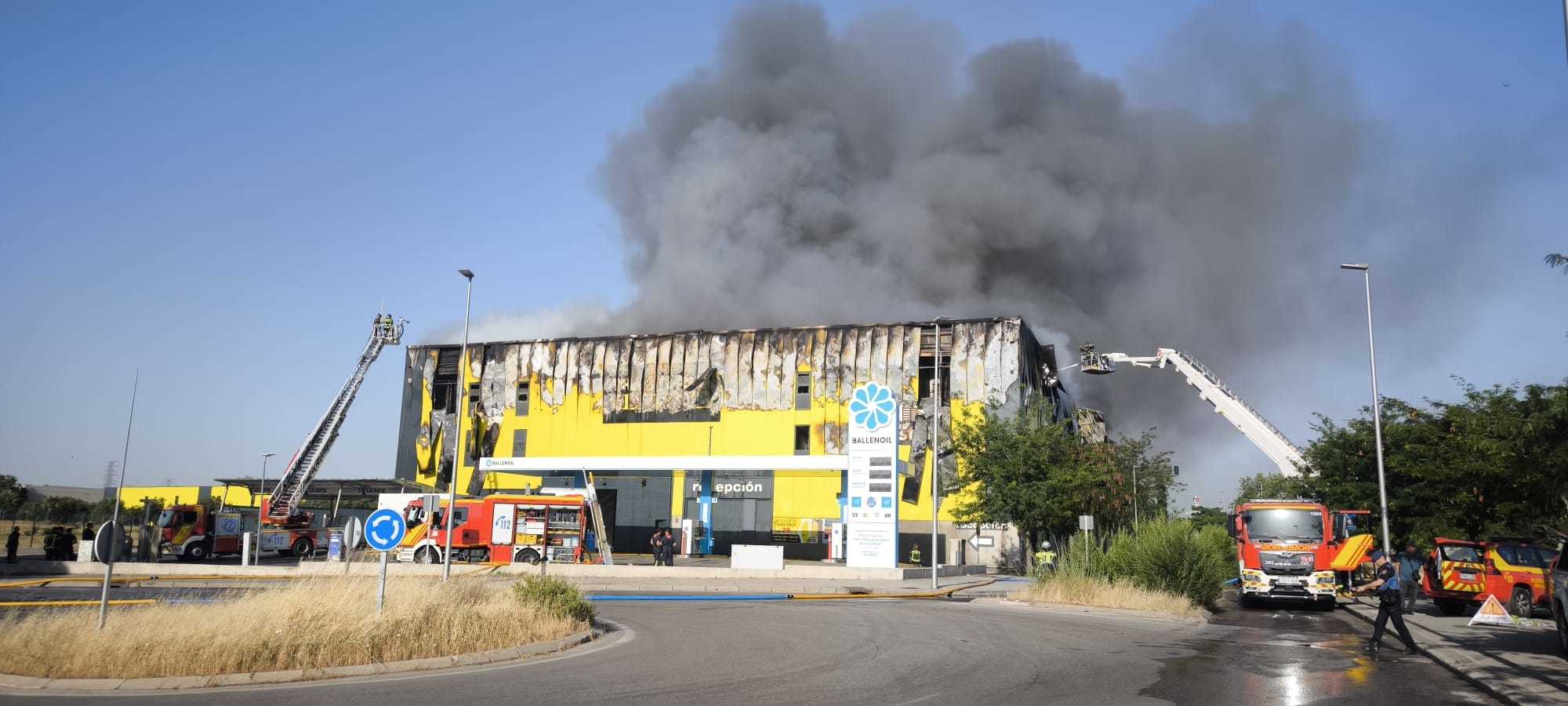 800 clientes afectados y millones de pérdidas tras el incendio del edificio de trasteros de Villaverde: "Se han quemado los recuerdos de toda una vida"
