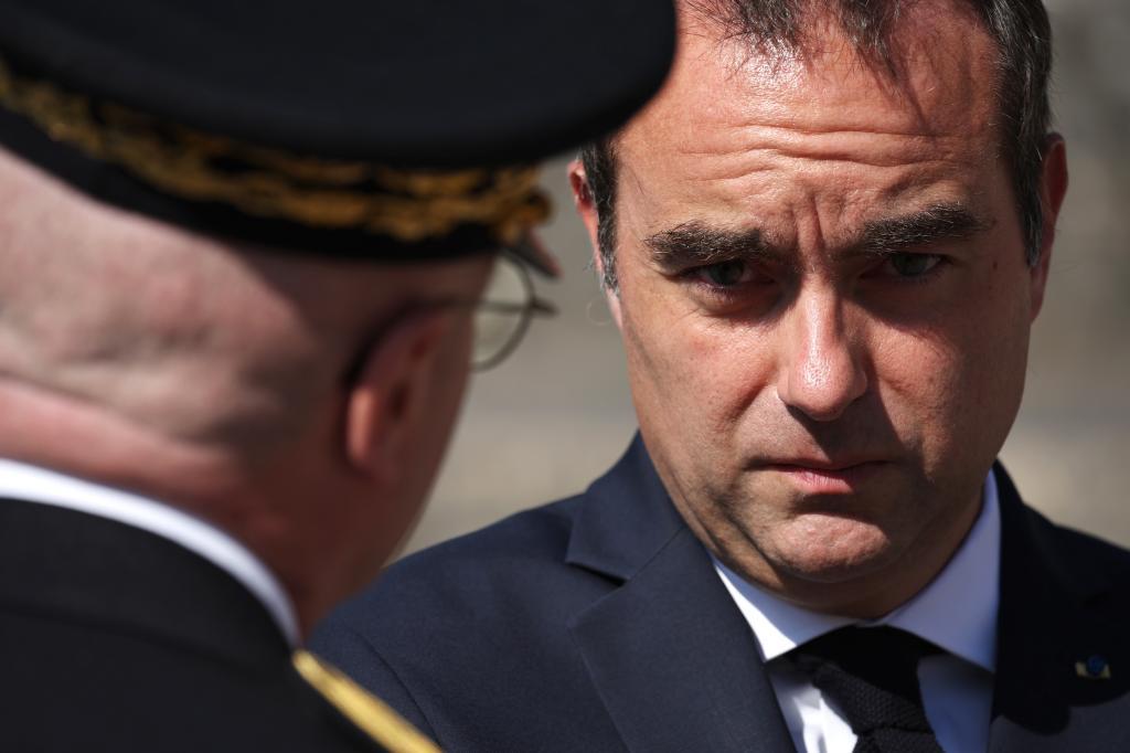 EL primer ministro, Sébastien Lecornu, ayer en una ceremonia militar.