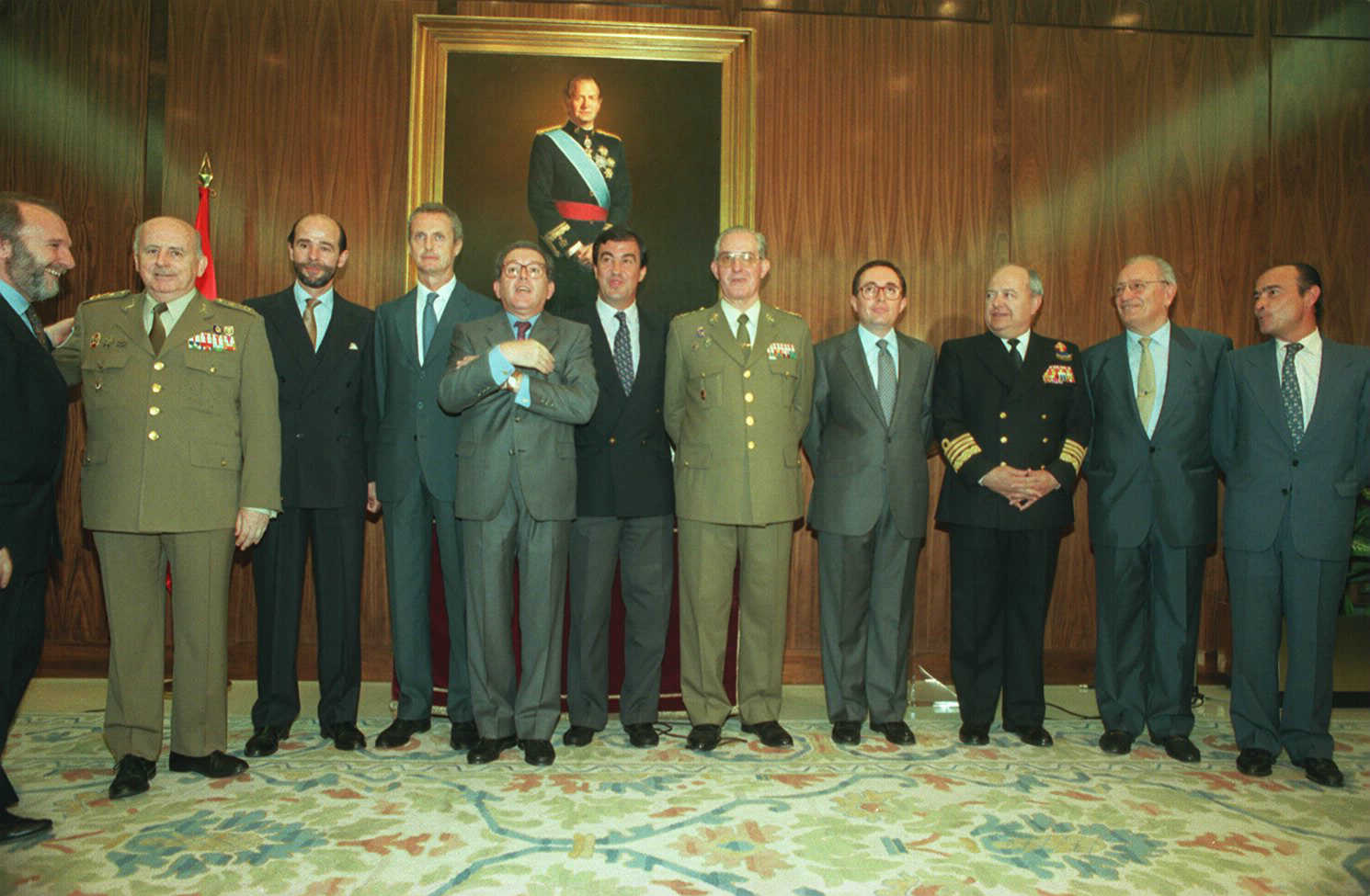 Toma de posesión de Javier Calderón. Calderón con muchos personajes notorios de los 90. De izquierda a derecha: Faura, ex miembro del CESID y JEME; Pedro Argüelles, que fue secretario de Estado de Defensa; Pedro Morenés, que fue ministro de Defensa; el ministro Eduardo Serra; el ministro Álvarez Cascos; el general Rodrigo, que era JEMAD; Adolfo Menéndez, subsecretario de Estado de Defensa; el AJEMA; el propio Calderón y Santiago López Valdivielso, director de la Guardia Civil.