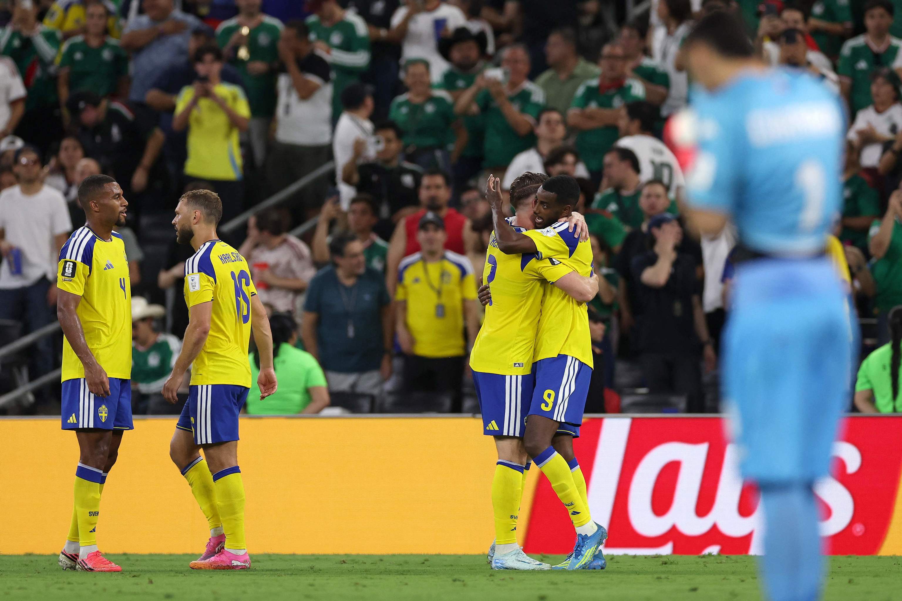 Isak y Gyokeres, tras uno de los goles contra Túnez.