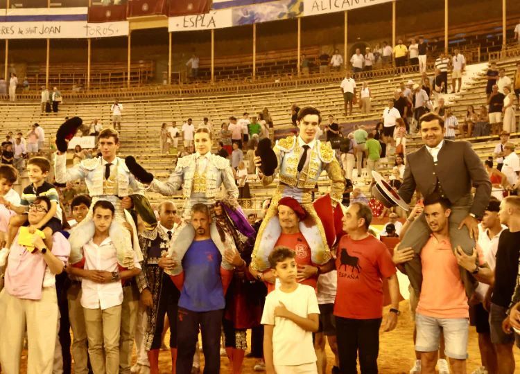 La terna a hombros con el mayoral de Talavante.