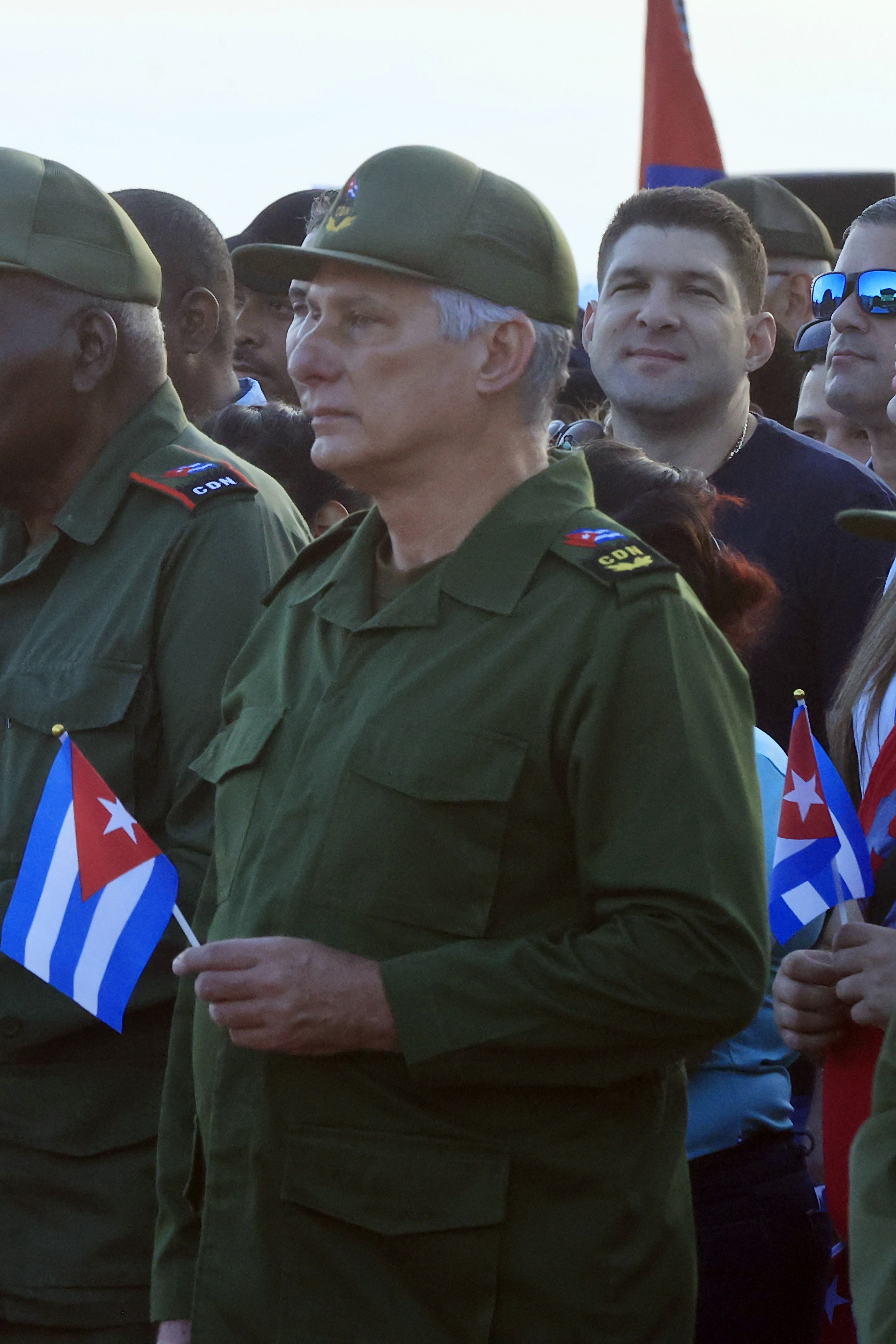 El presidente de Cuba, Miguel Diaz-Canel (iz), y Raul Castro, asisten a un evento este viernes.