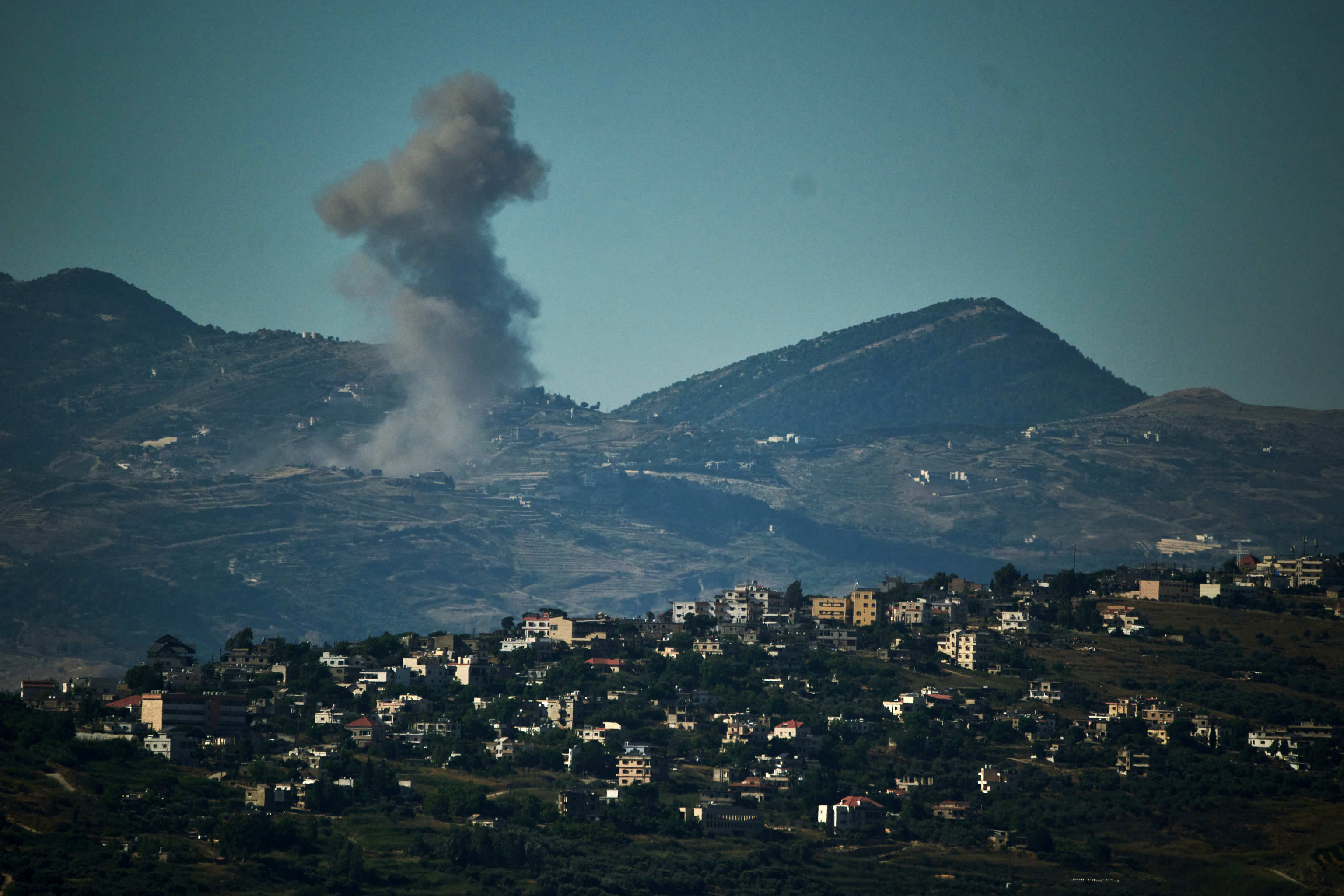 Humo en el sur del Líbano tras ataques de Israel este viernes.