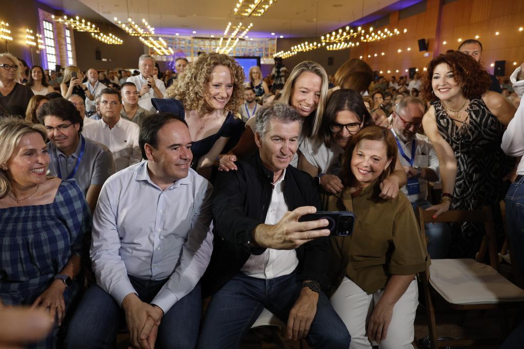 Juanfran Pérez Llorca y Alberto Núñez Feijóo, este sábado en un acto del PP en Sueca.