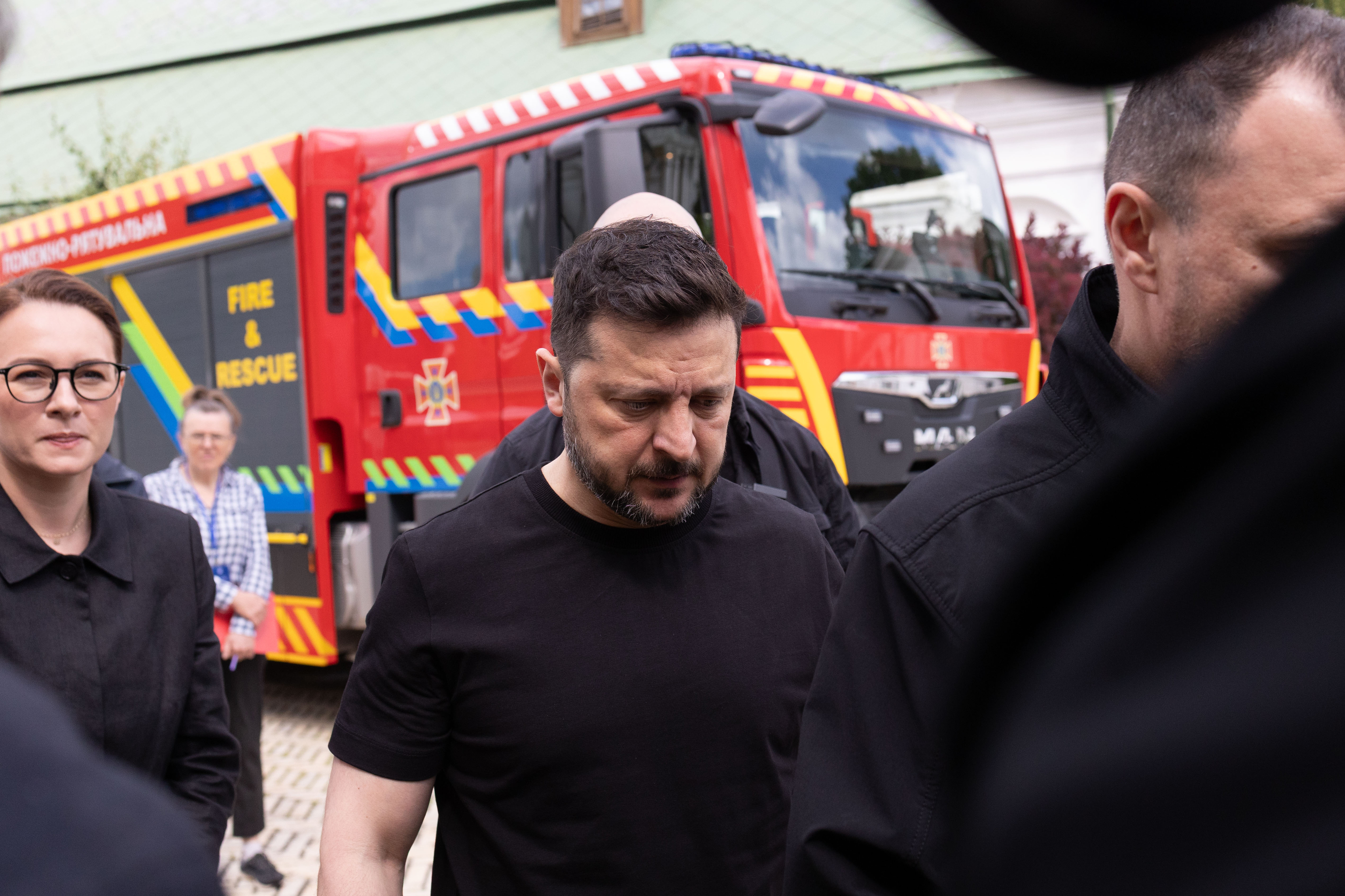 El presidente ucraniano, Volodímir Zelenski, durante su visita el lunes a la a la catedral de la Dormición del monasterio de las Cuevas de Kiev después de un ataque ruso