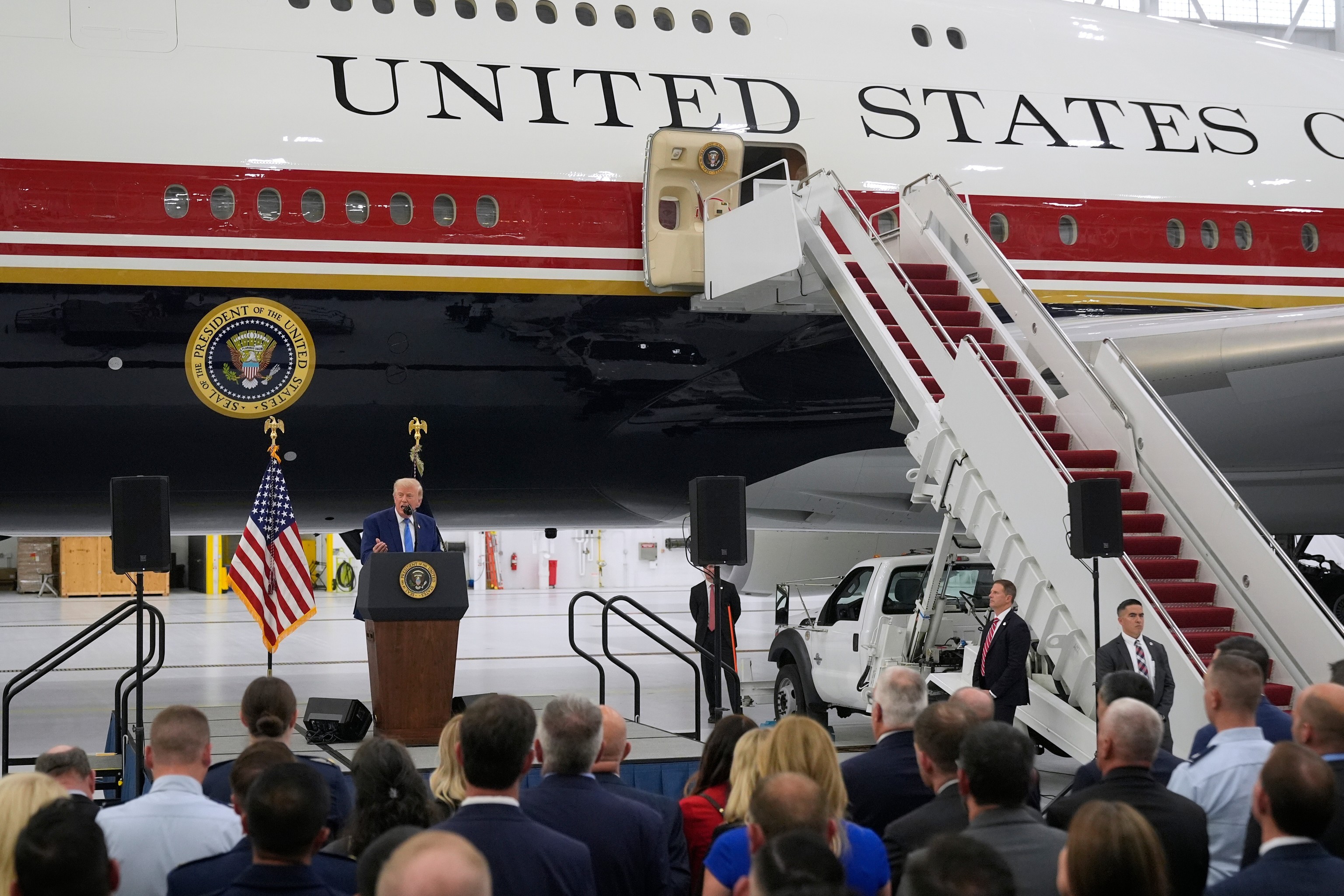 El presidente de EEUU, Donald Trump, y el nuevo avión presidencial Air Force One en la Base Conjunta Andrews, Maryland.