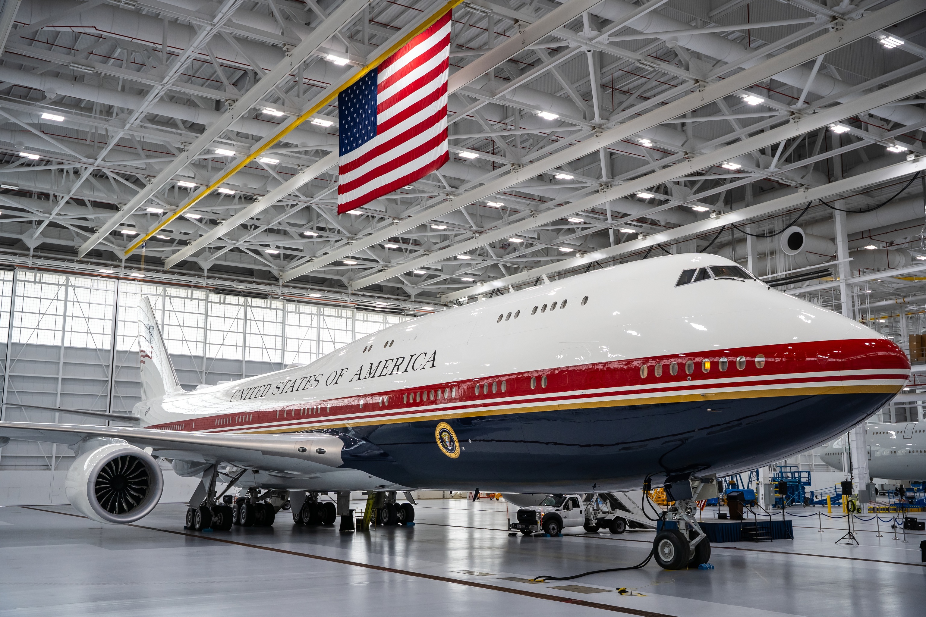 El nuevo Air Force One, un Boeing 747-8, en su primera exhibición pública este viernes, en la Base Conjunta Andrews.