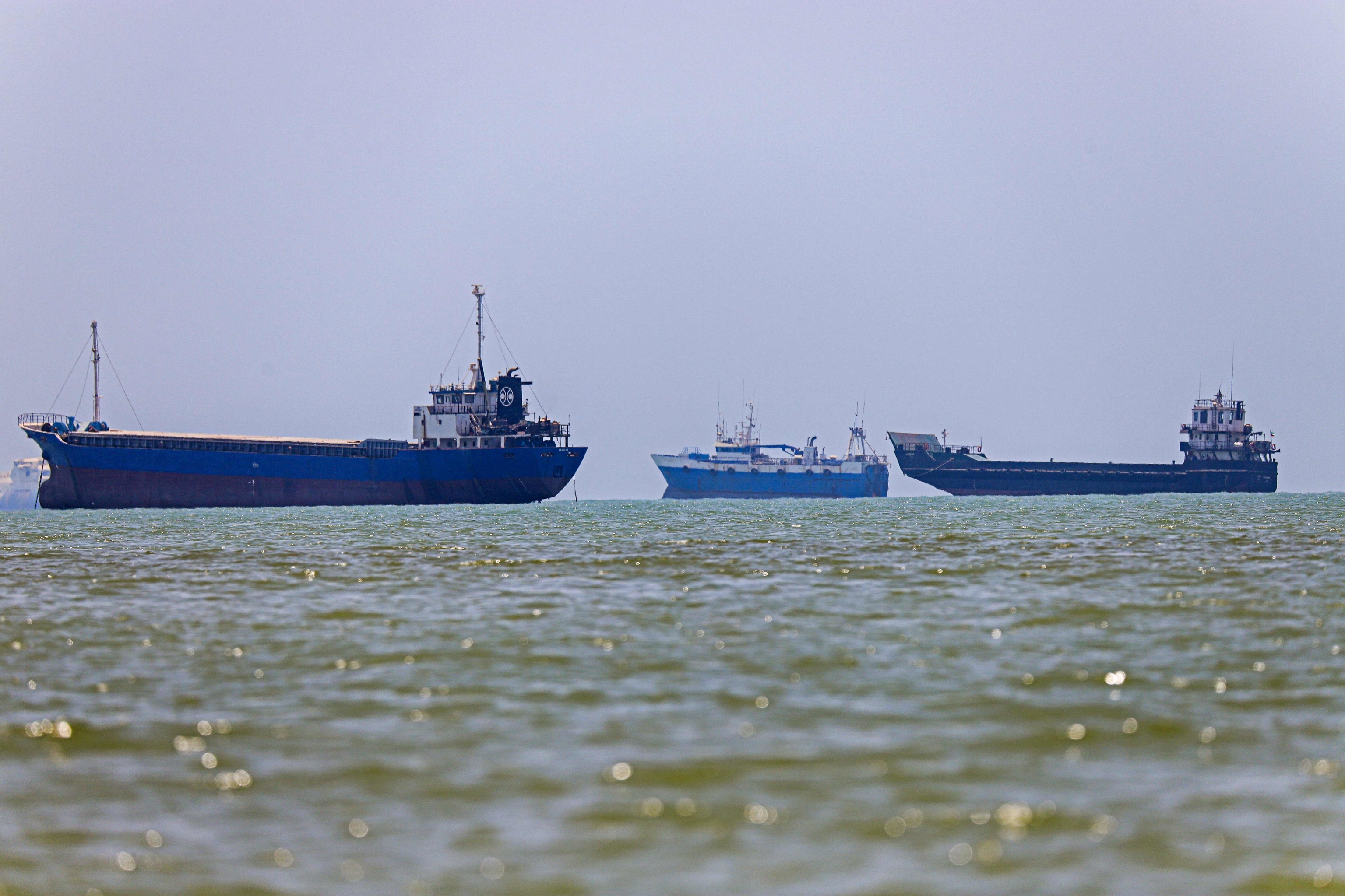 Petroleros vistos desde Bandar Abbas, en la orilla iraní del Estrecho de Ormuz.