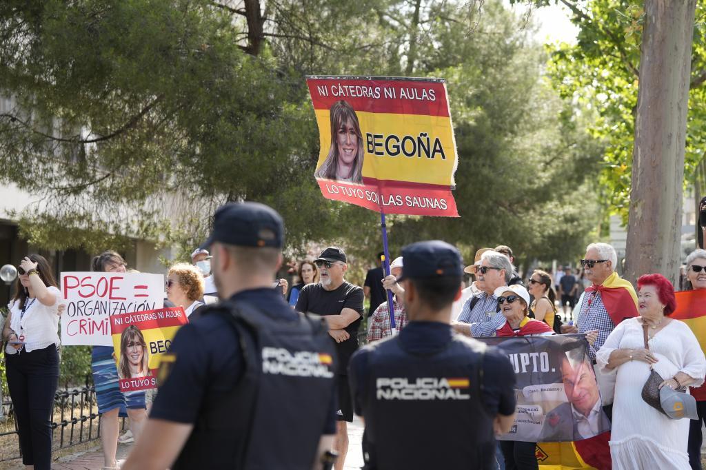 Dos policías nacionales vigilan una protesta frente al juzgado de Plaza de Castilla el 15 de junio, durante la comparecencia de Begoña Gómez.