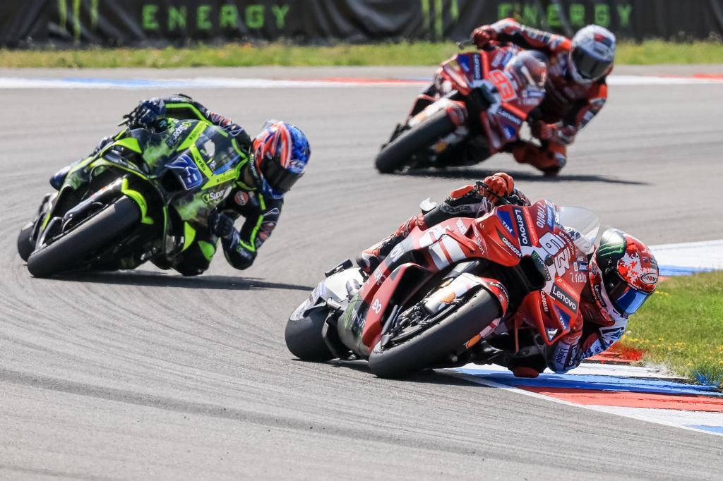 Pecco Bagnaia, a la derecha, el japonés Ai Ogura, a la izquierda, y Marc Márquez, detrás, este sábado en Brno.
