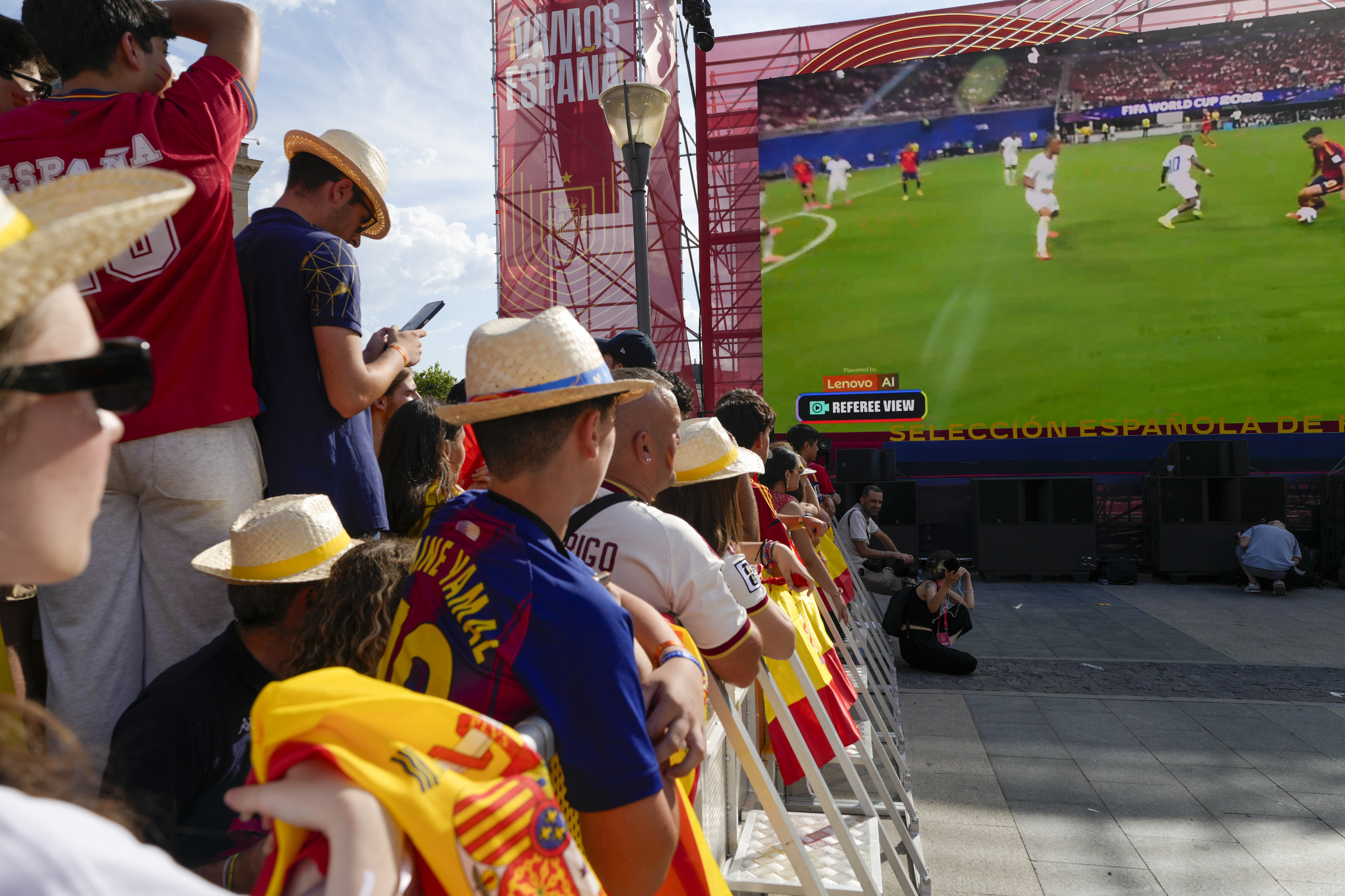 Los aficionados siguen el primer partido de España en el Mundial, en la plaza de Colón.