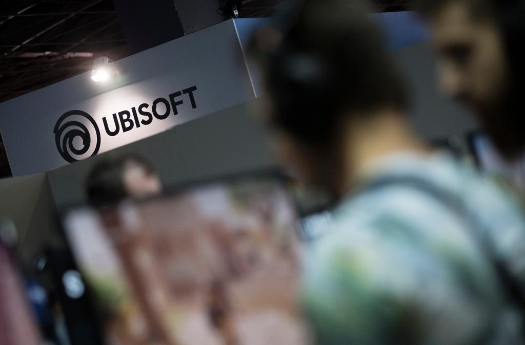 Fotografía de archivo de un visitante jugando al videojuego Assassin's Creed en el stand de Ubisoft en la  Paris Games Week