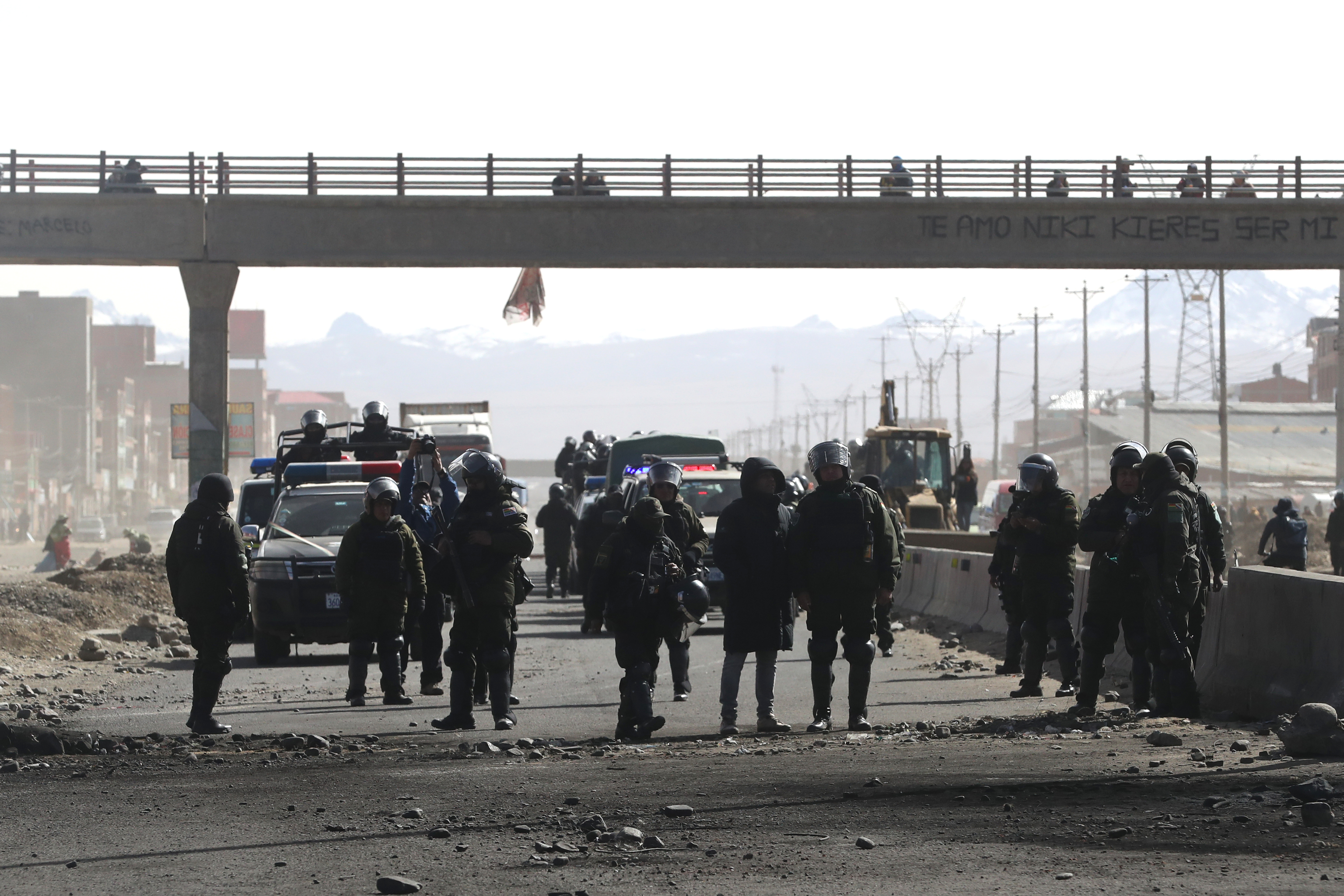 La policía y el ejercito de Bolivia desbloquean las carreteras en pleno estado de excepción.