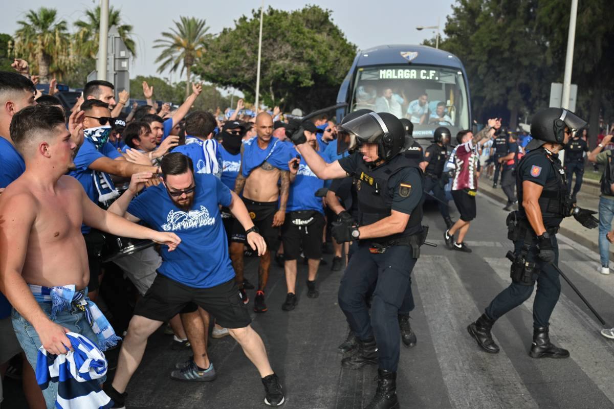 Cargas policiales delante del autobús del Málaga CF