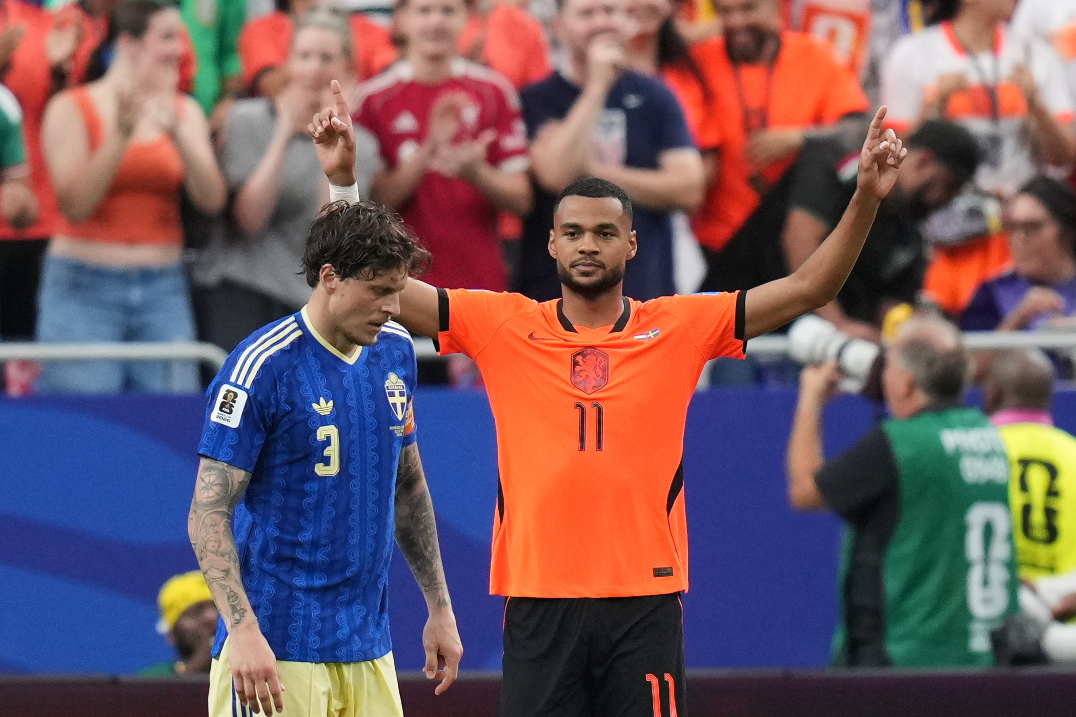 Gakpo celebra uno de los dos goles que marcó a Suecia en Houston.