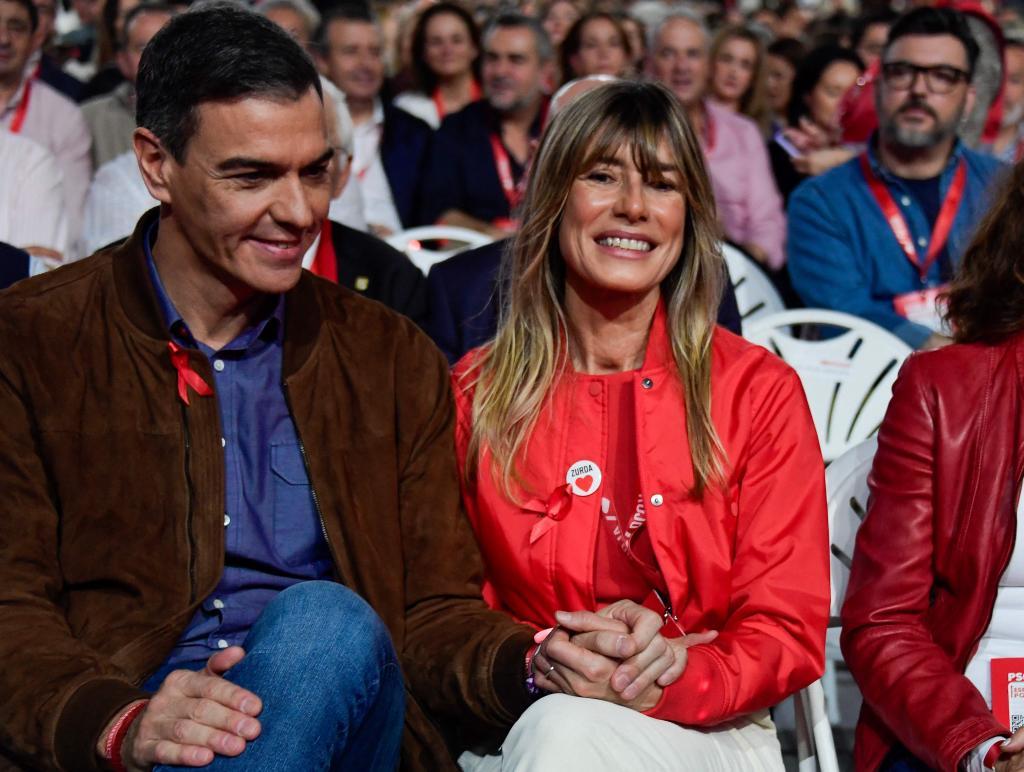 Pedro Sánchez y Begoña Gómez, en el congreso del PSOE en Sevilla en diciembre de 2024.