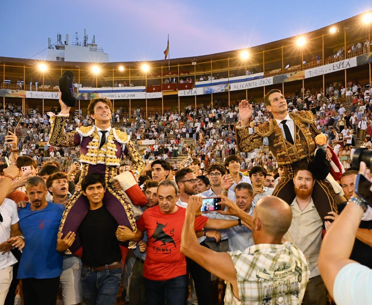 Roca Rey y Manzanares salen a hombros en Alicante