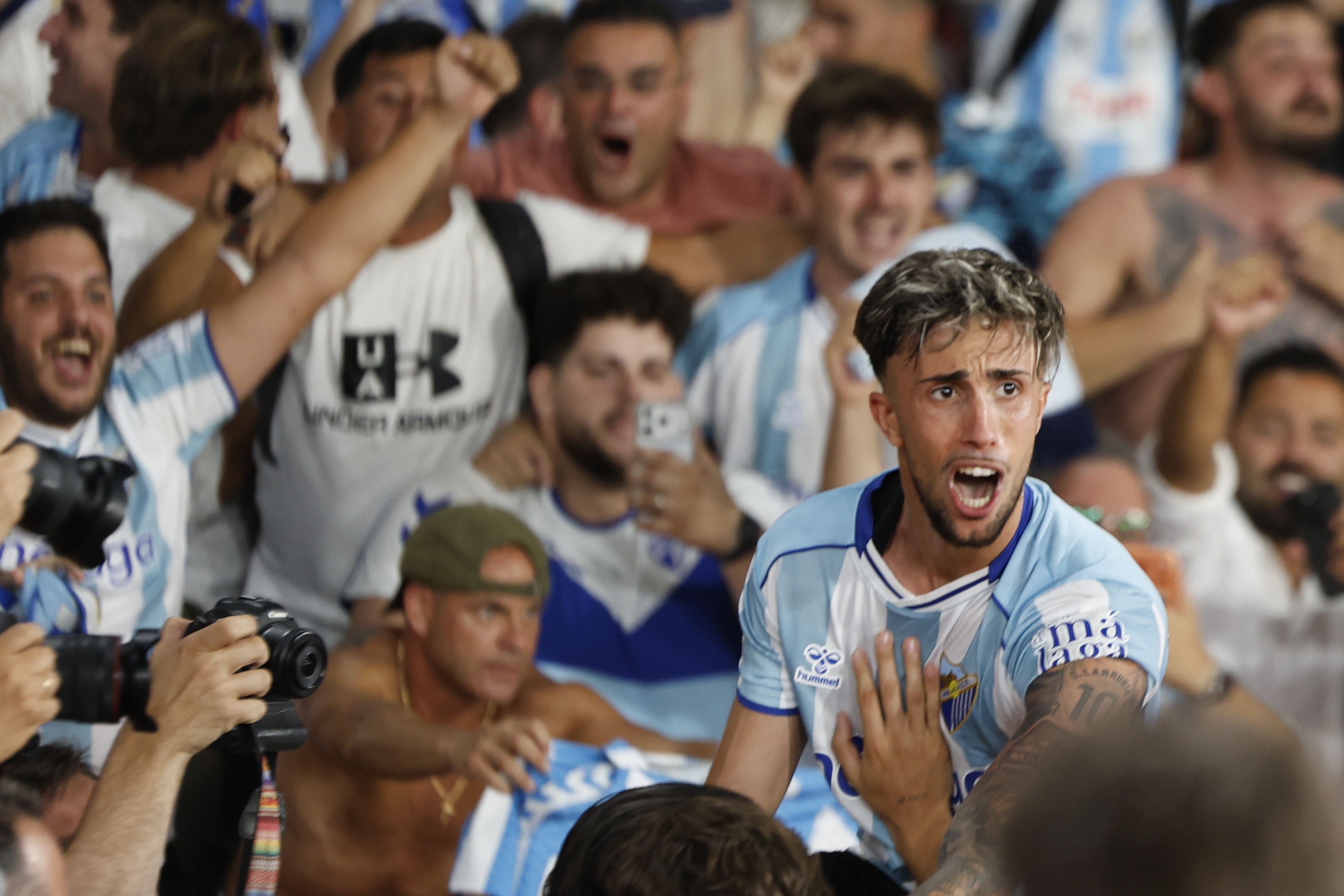 Larrubia celebra el tanto a la afición.