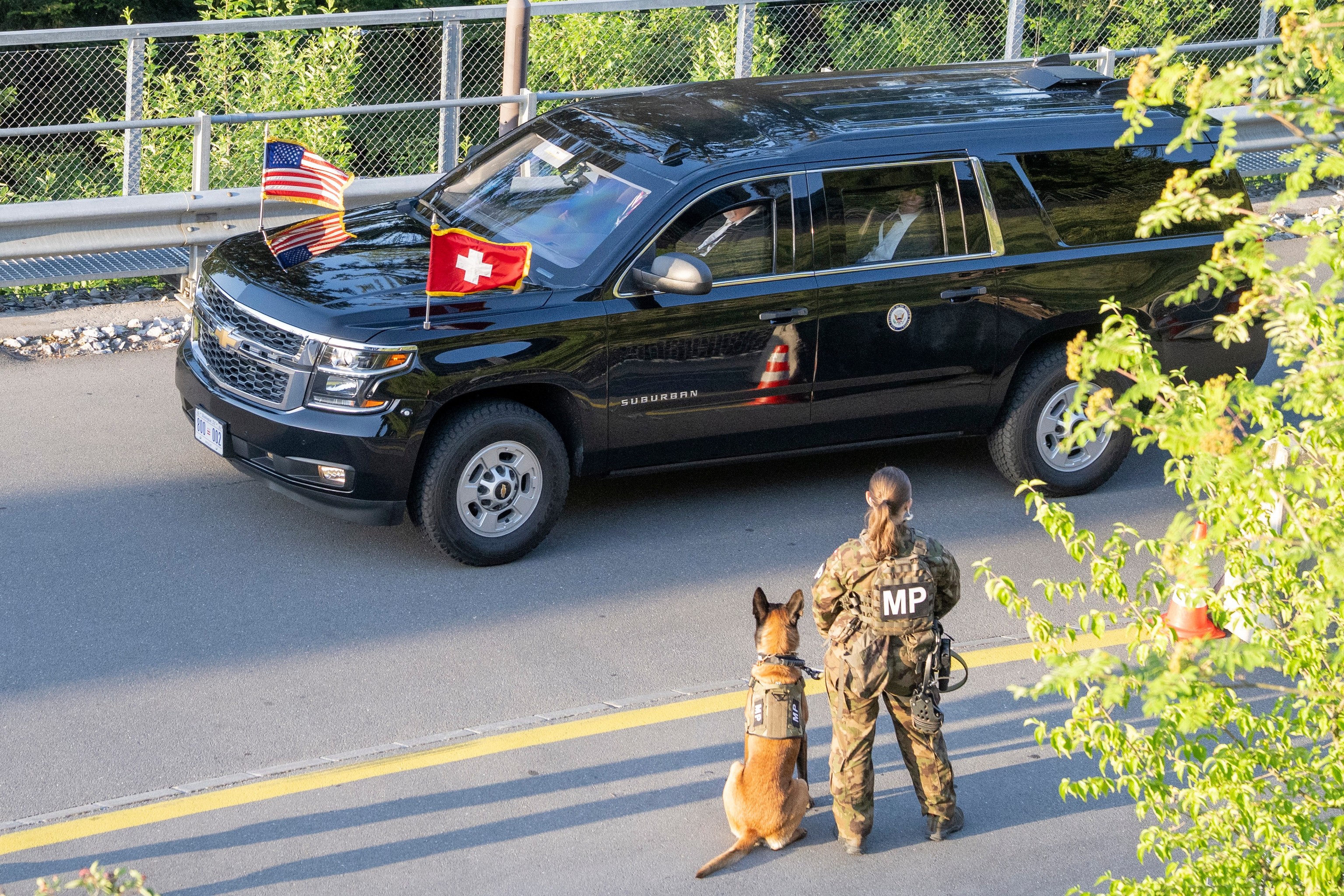 Vehículos oficiales de EEUU llegan al Bürgenstock Resort in Obbuergen (Lucerne, Suiza) este domingo
