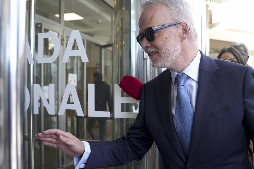Antonio Camacho, abogado de Begoña Gómez, a su llegada a los juzgados de Plaza de Castilla.