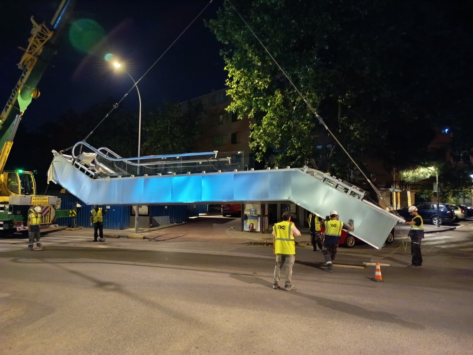 Varios operarios manipulan una de las escaleras mecánicas de Metro.