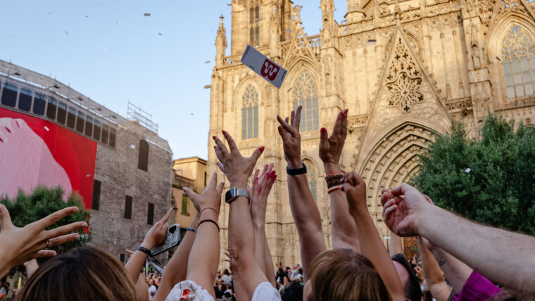 Momento en el que el público se lanza a coger los marcapáginas