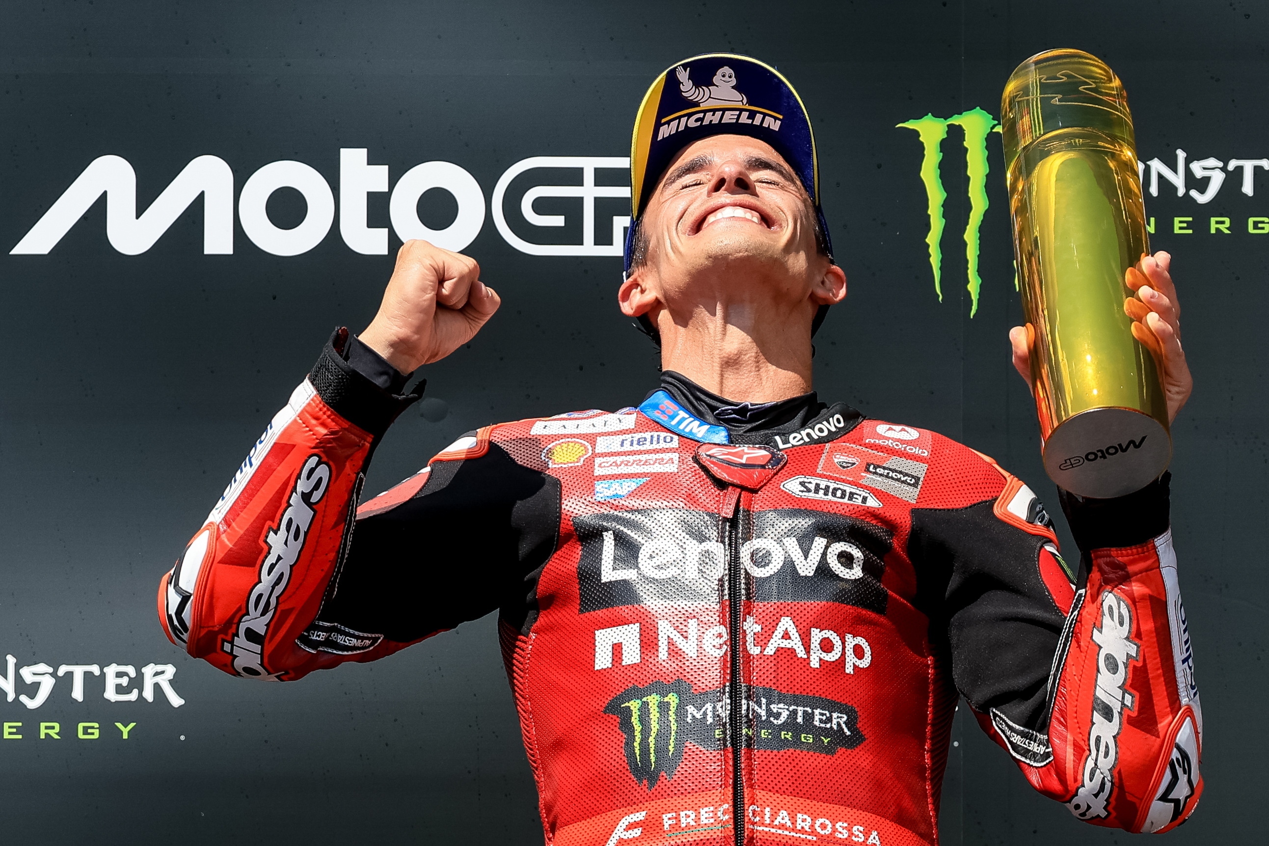 Marc Márquez celebra su victoria en Brno.