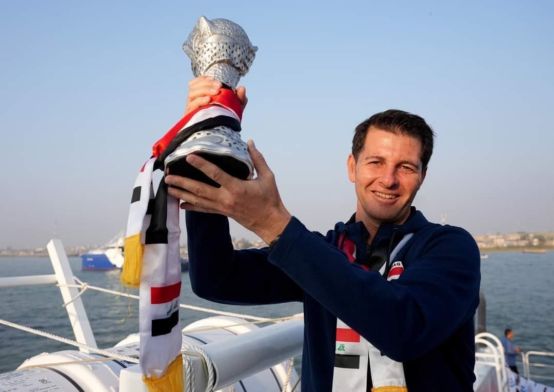 Jesús Casas, con la Copa del Golfo ganada por Irak.