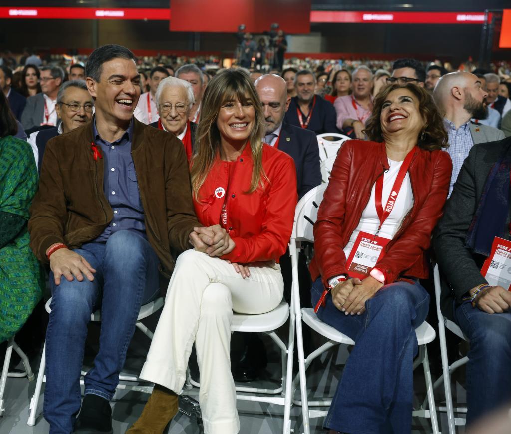 Begoña Gómez, sentada entre Pedro Sánchez y María Jesús Montero, en el Congreso Federal de Sevilla de 2024.