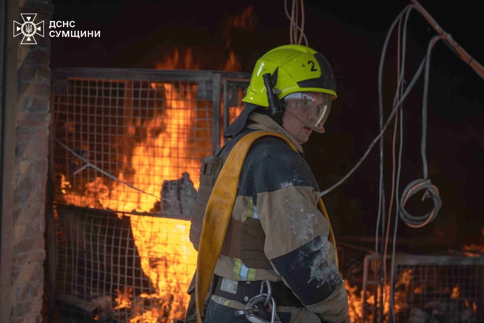 Un bombero tras un ataque ruso en Sumy.