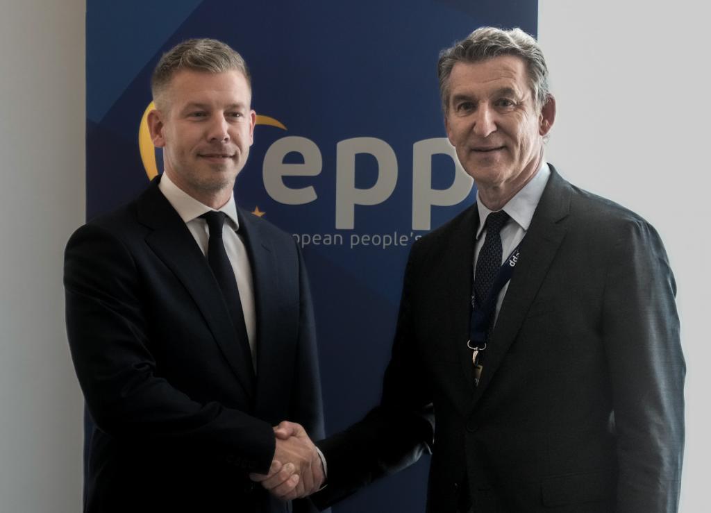 Feijóo y el primer ministro húngaro, Péter Magyar, el jueves en Bruselas.