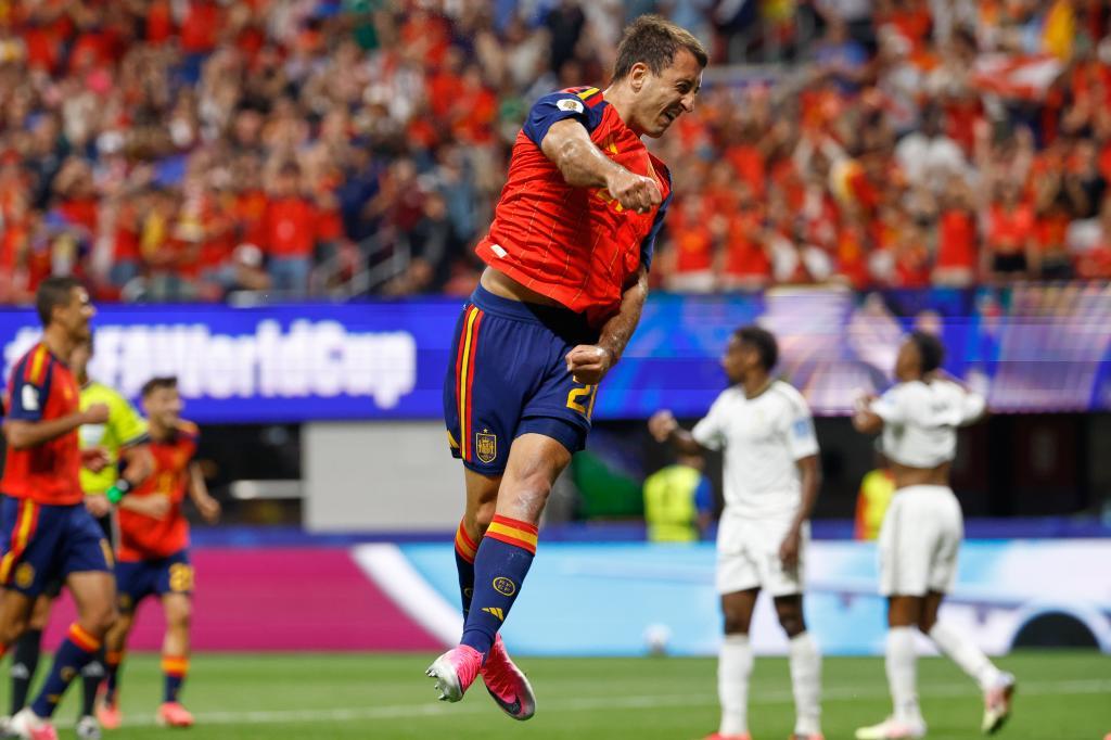 Oyarzabal celebra su primer gol, el segundo de Espa