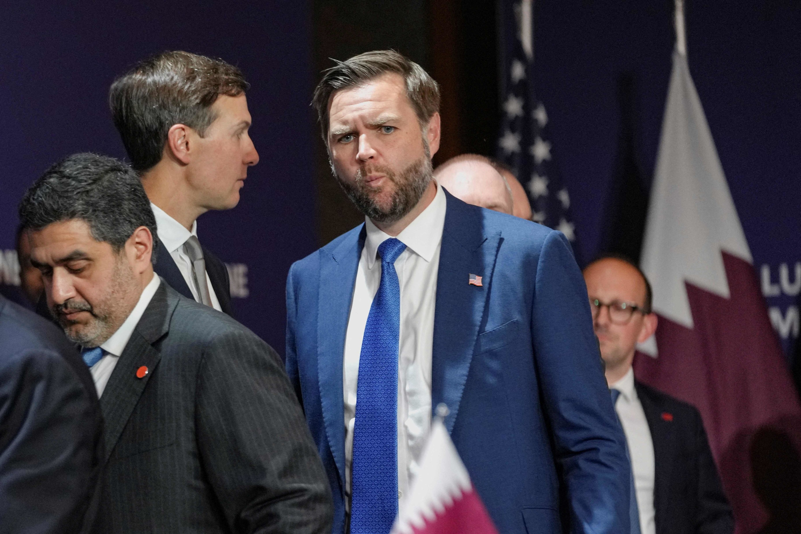 JD Vance y Jared Kushner, durante las negociaciones entre Estados Unidos e Irán en Bürgenstock, Suiza.